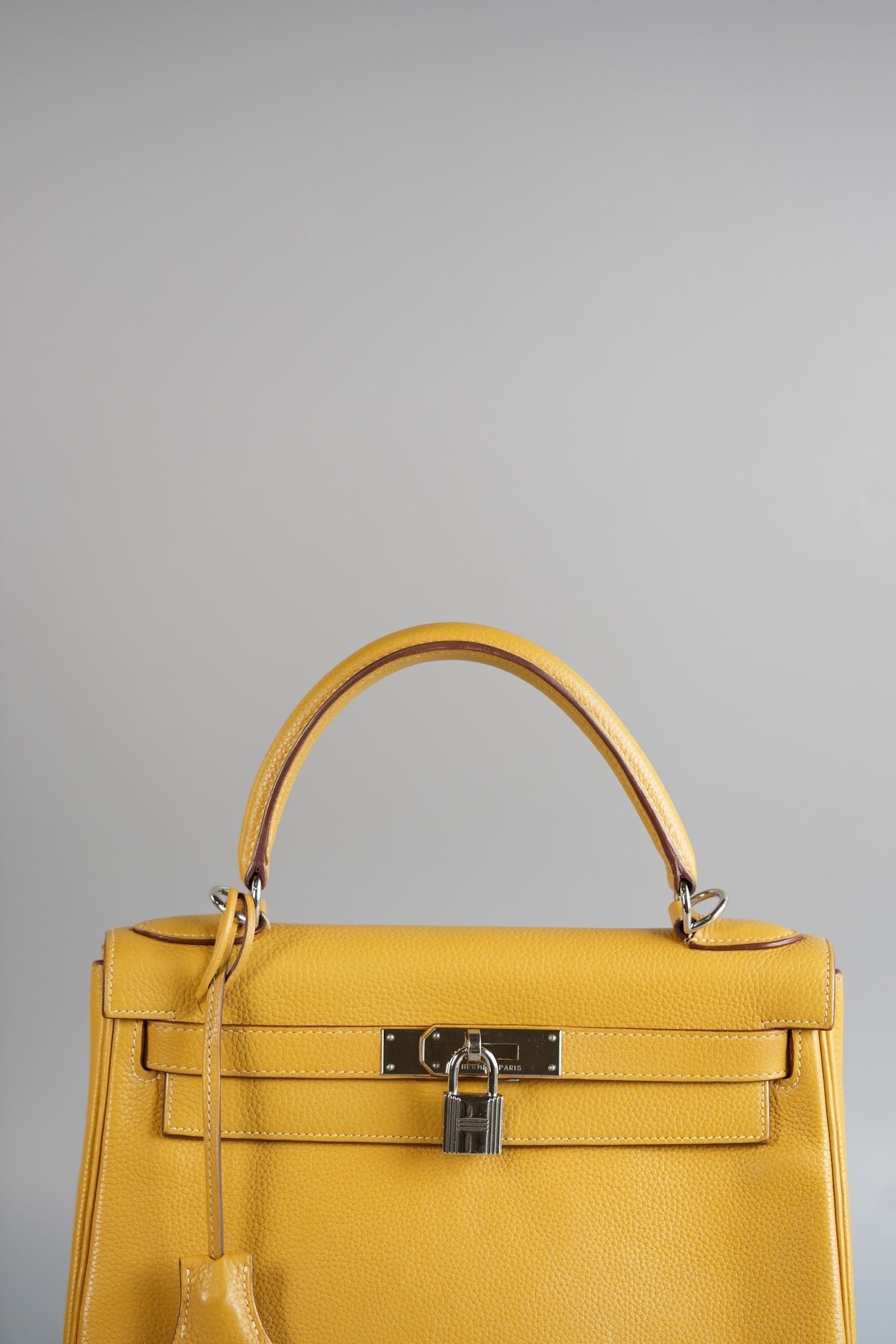 Kelly 28 Curry in Clemence Leather and Palladium Hardware Stamp Square L | Purse Maison Luxury Bags Shop