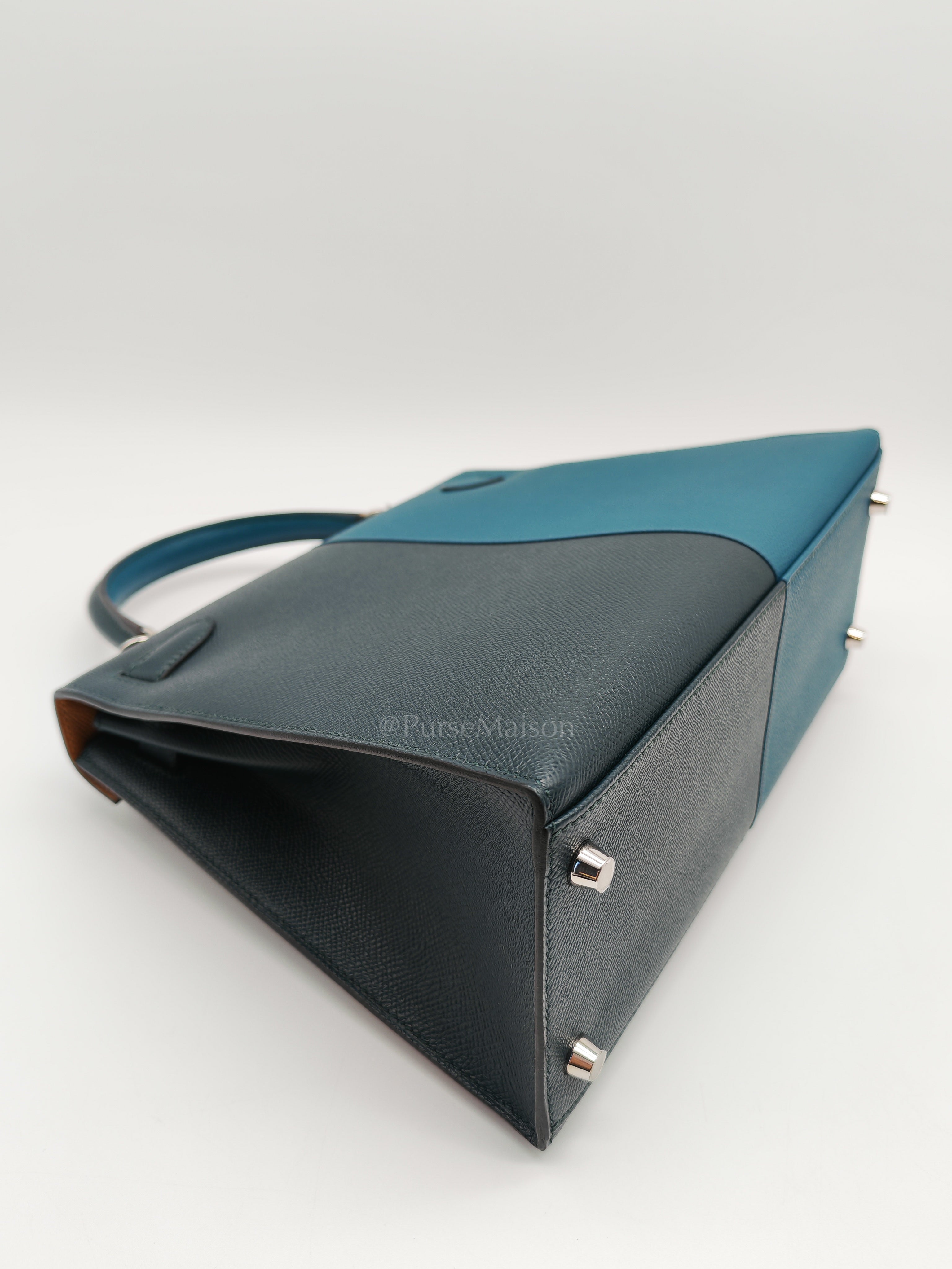 Kelly 28 Sellier Casaque Tri-color Vert Cypress/ Vert Bosphore/Gold Epsom Leather and Palladium Hardware Stamp B (2023) | Purse Maison Luxury Bags Shop