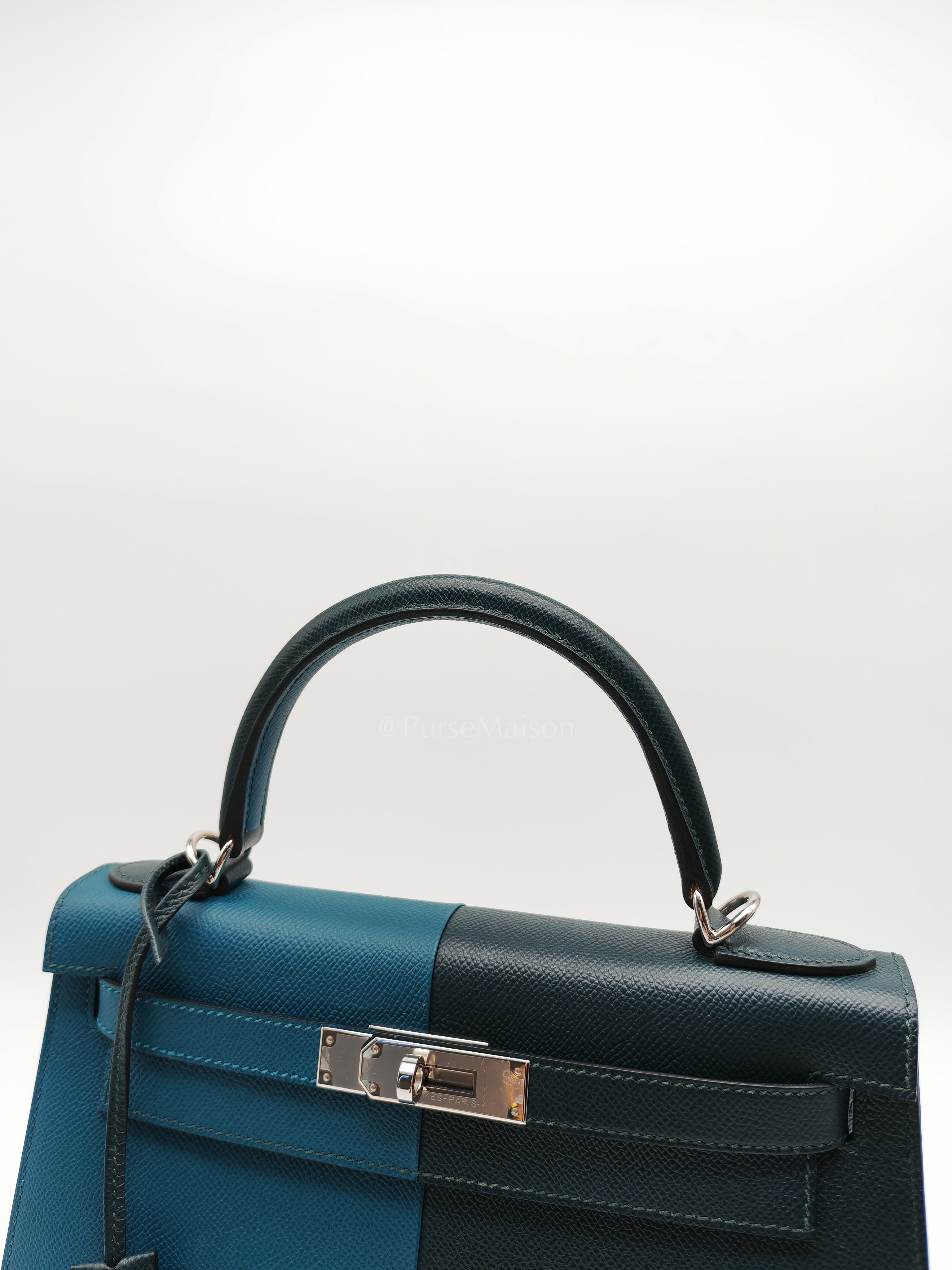 Kelly 28 Sellier Casaque Tri-color Vert Cypress/ Vert Bosphore/Gold Epsom Leather and Palladium Hardware Stamp B (2023) | Purse Maison Luxury Bags Shop