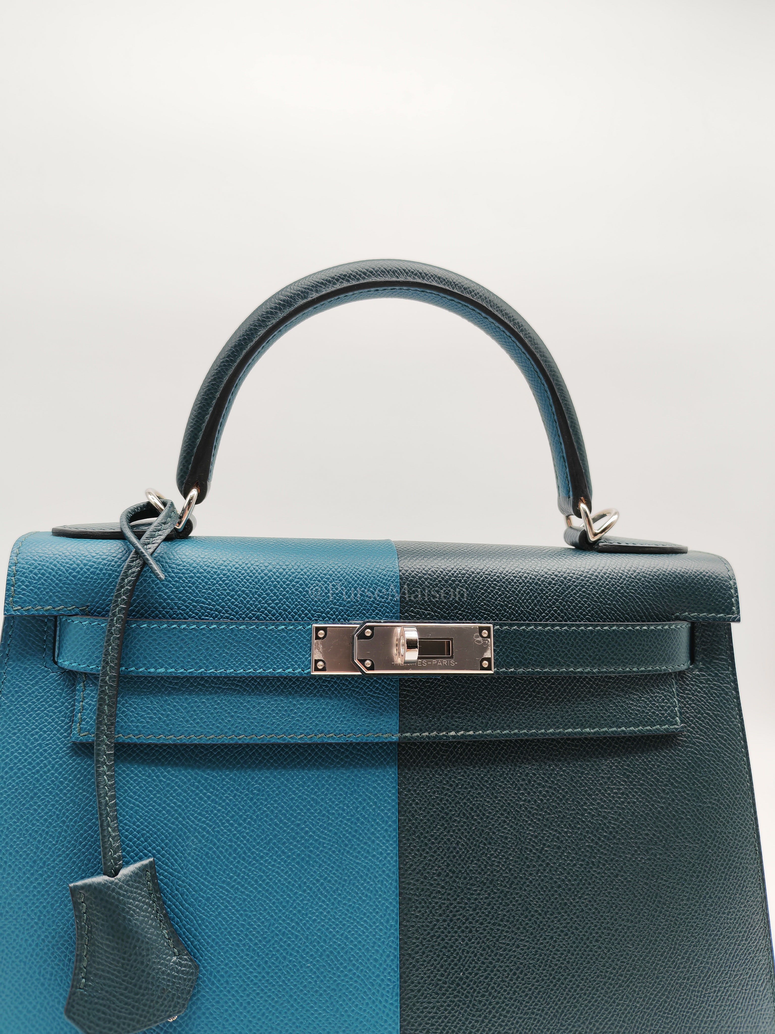 Kelly 28 Sellier Casaque Tri-color Vert Cypress/ Vert Bosphore/Gold Epsom Leather and Palladium Hardware Stamp B (2023) | Purse Maison Luxury Bags Shop