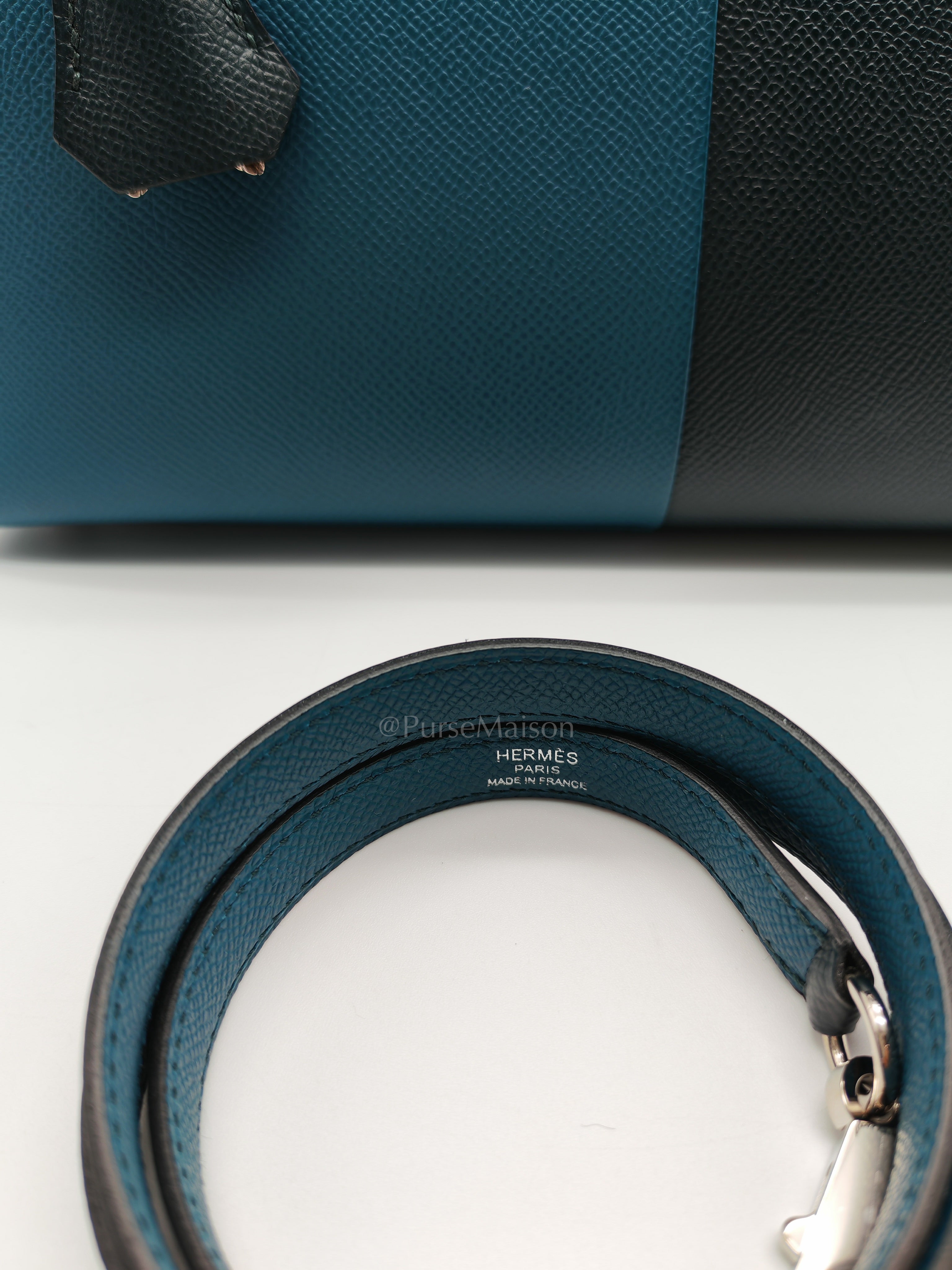 Kelly 28 Sellier Casaque Tri-color Vert Cypress/ Vert Bosphore/Gold Epsom Leather and Palladium Hardware Stamp B (2023) | Purse Maison Luxury Bags Shop