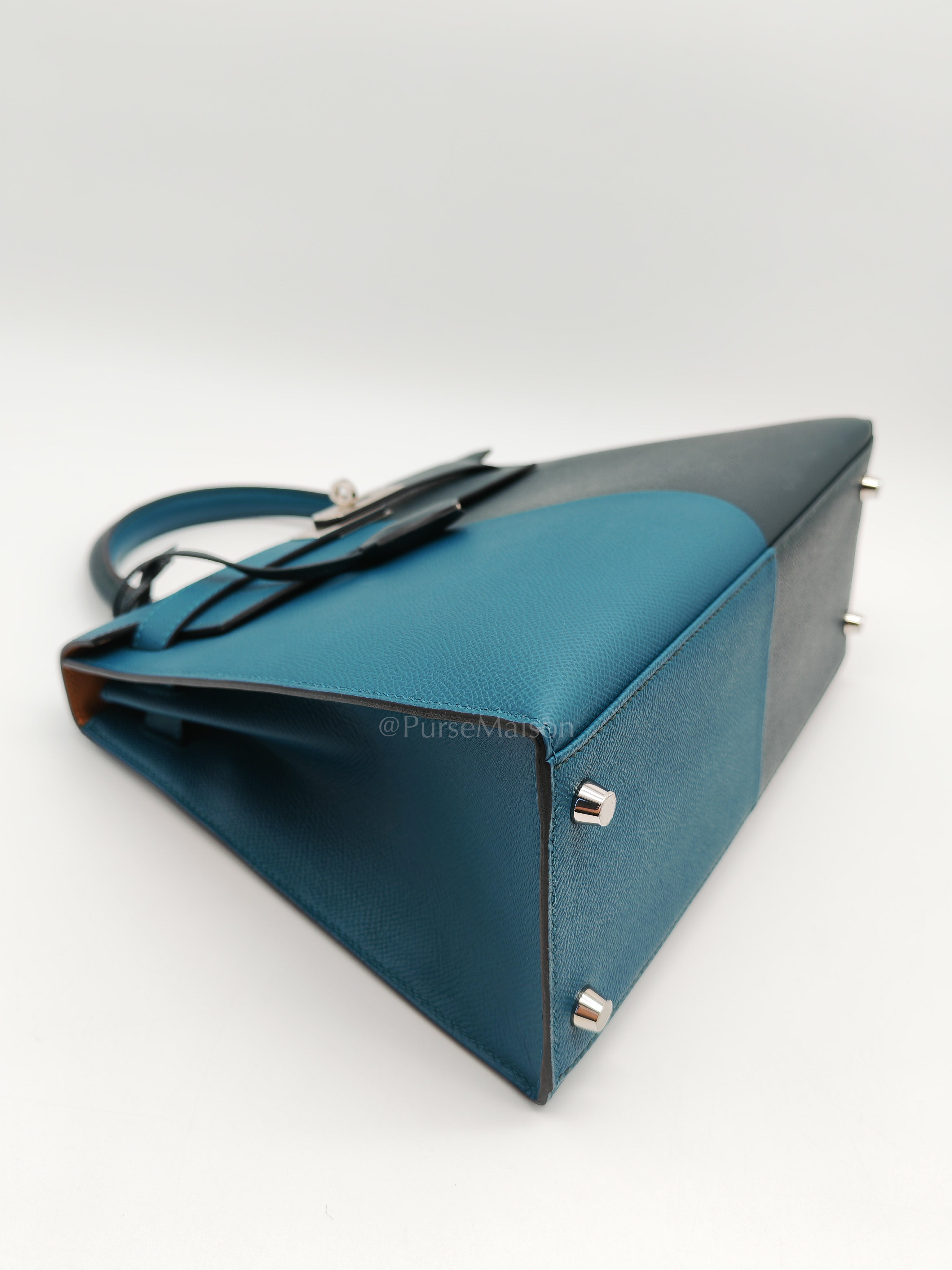 Kelly 28 Sellier Casaque Tri-color Vert Cypress/ Vert Bosphore/Gold Epsom Leather and Palladium Hardware Stamp B (2023) | Purse Maison Luxury Bags Shop