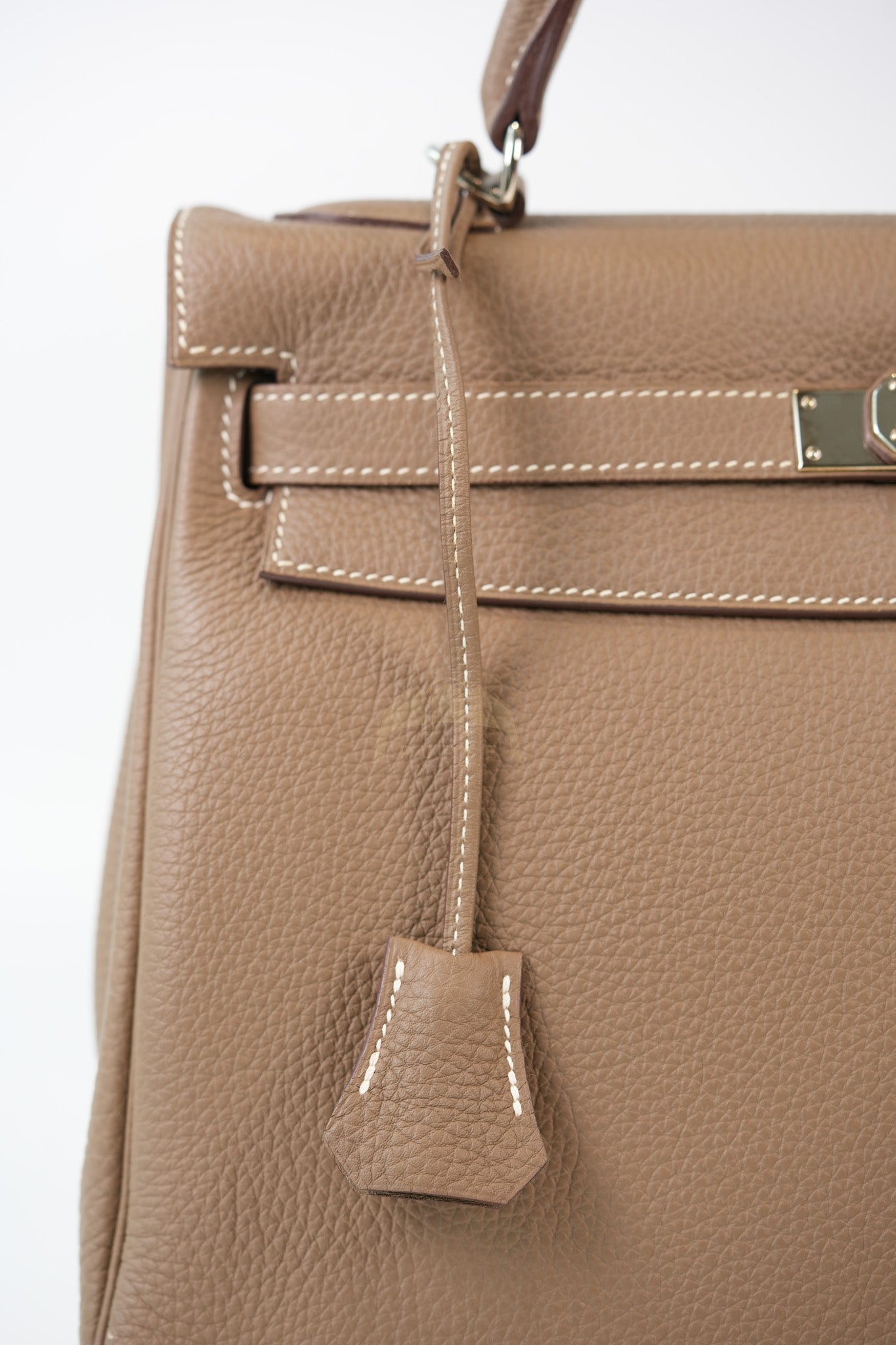 Kelly 32 Etoupe in Togo Leather and Palladium Hardware Stamp Square Q (2013) | Purse Maison Luxury Bags Shop