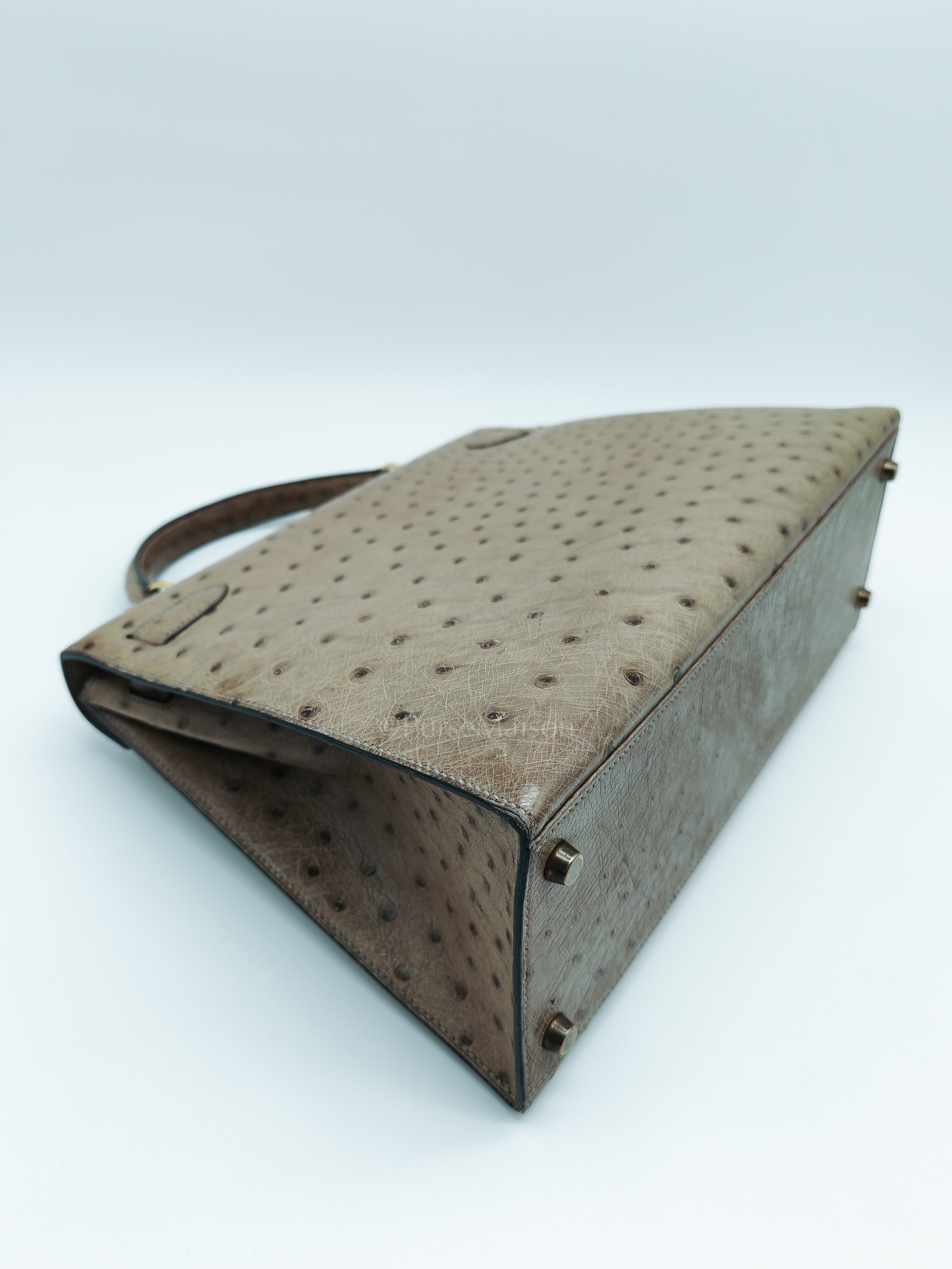 Kelly 32 Sellier in Mousse Ostrich Leather & Gold Hardware Stamp Circle V (1992) | Purse Maison Luxury Bags Shop