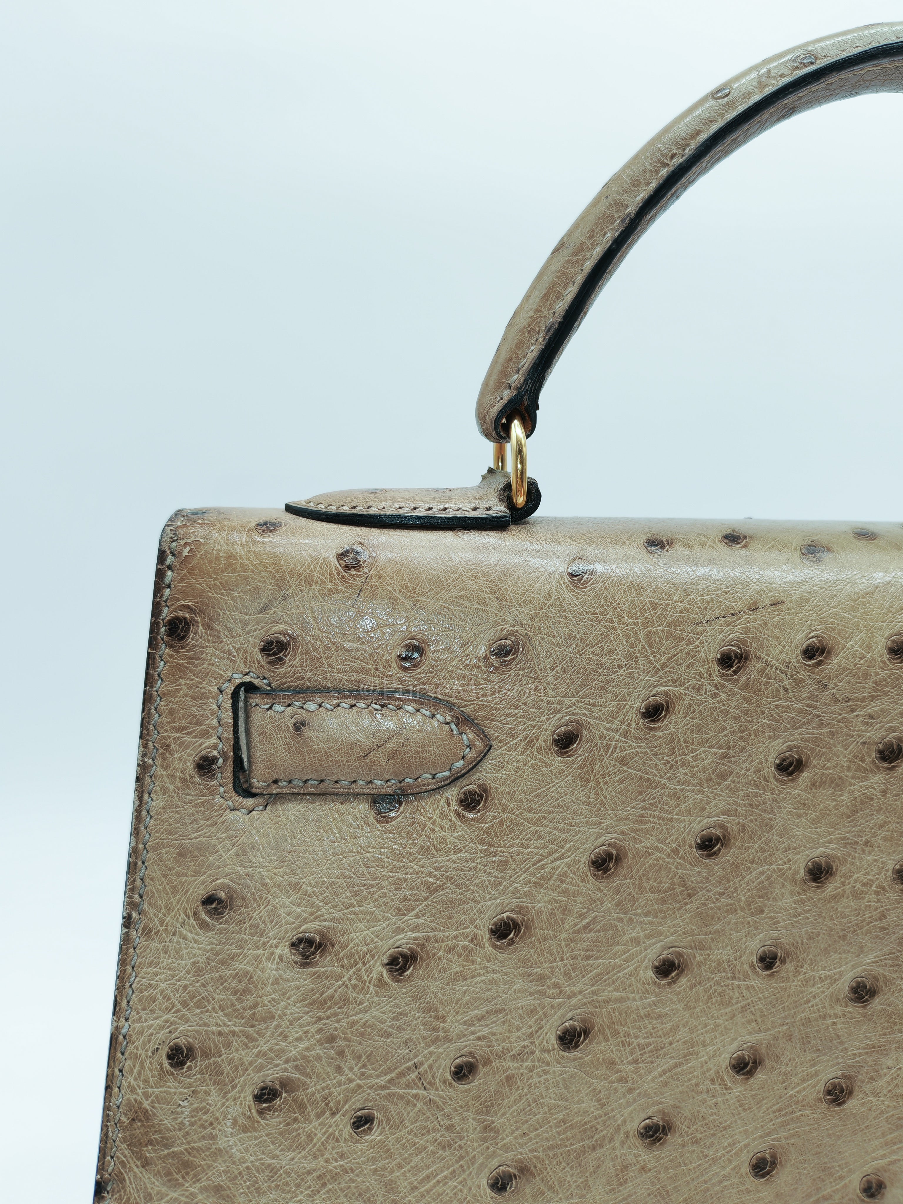 Kelly 32 Sellier in Mousse Ostrich Leather & Gold Hardware Stamp Circle V (1992) | Purse Maison Luxury Bags Shop