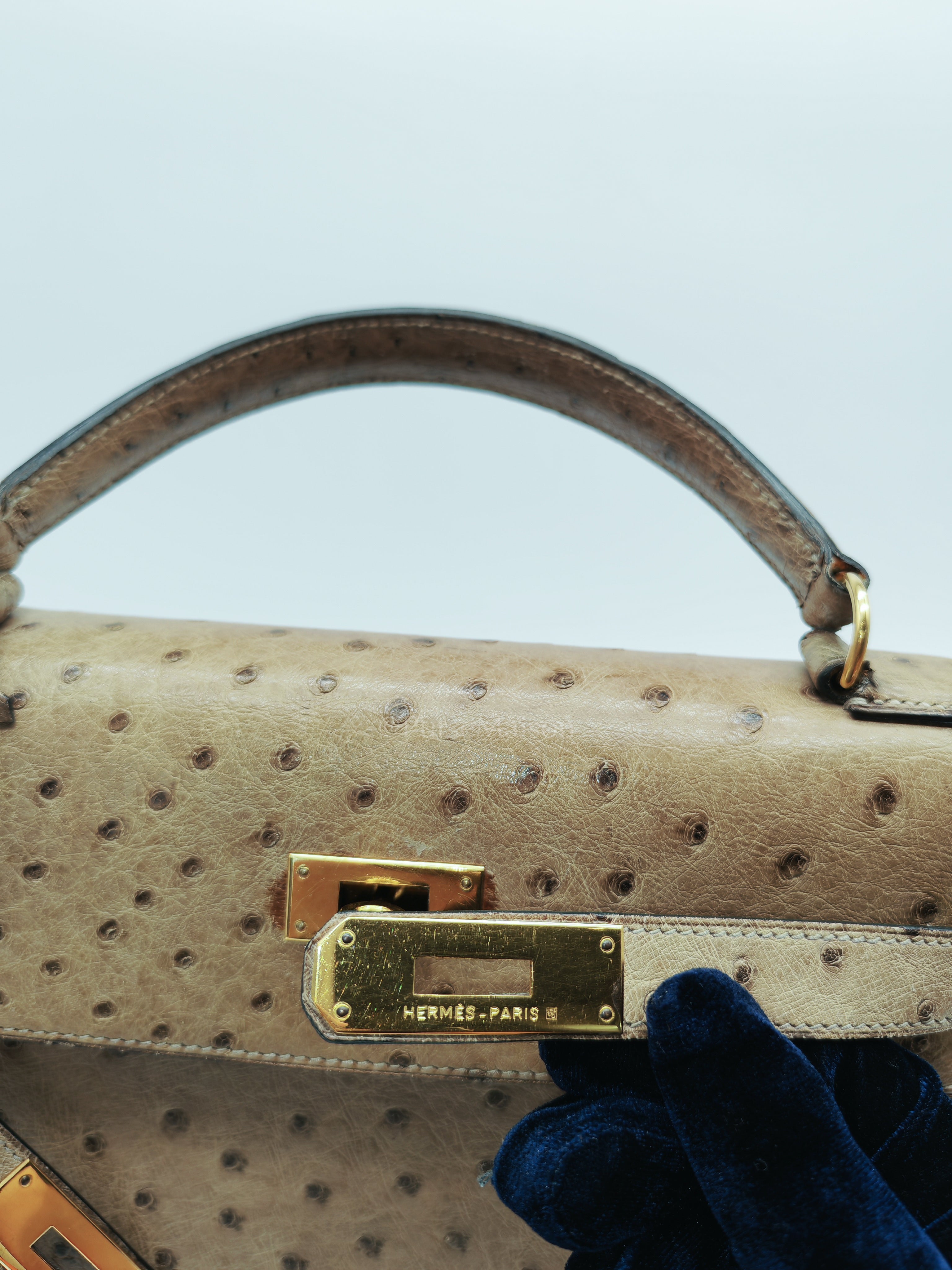 Kelly 32 Sellier in Mousse Ostrich Leather & Gold Hardware Stamp Circle V (1992) | Purse Maison Luxury Bags Shop