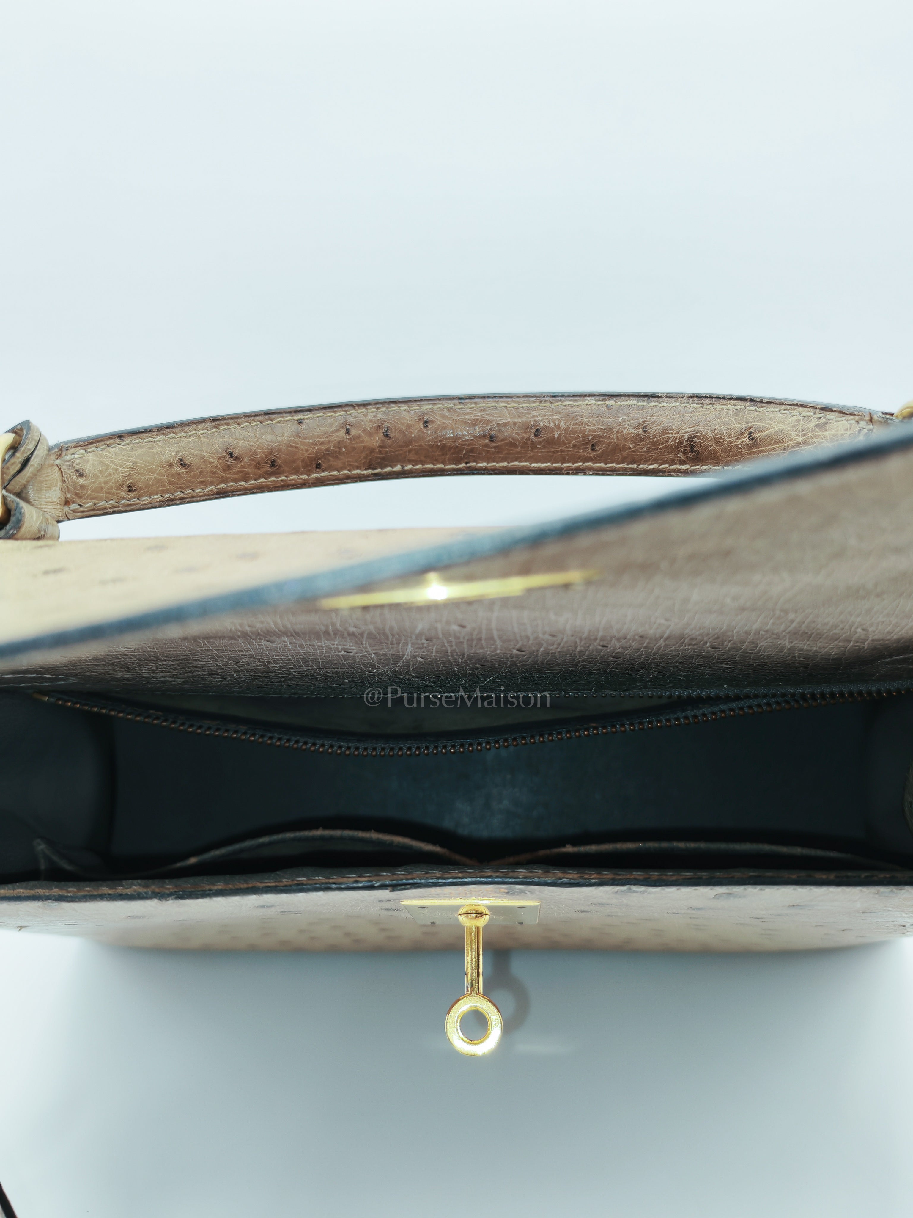 Kelly 32 Sellier in Mousse Ostrich Leather & Gold Hardware Stamp Circle V (1992) | Purse Maison Luxury Bags Shop