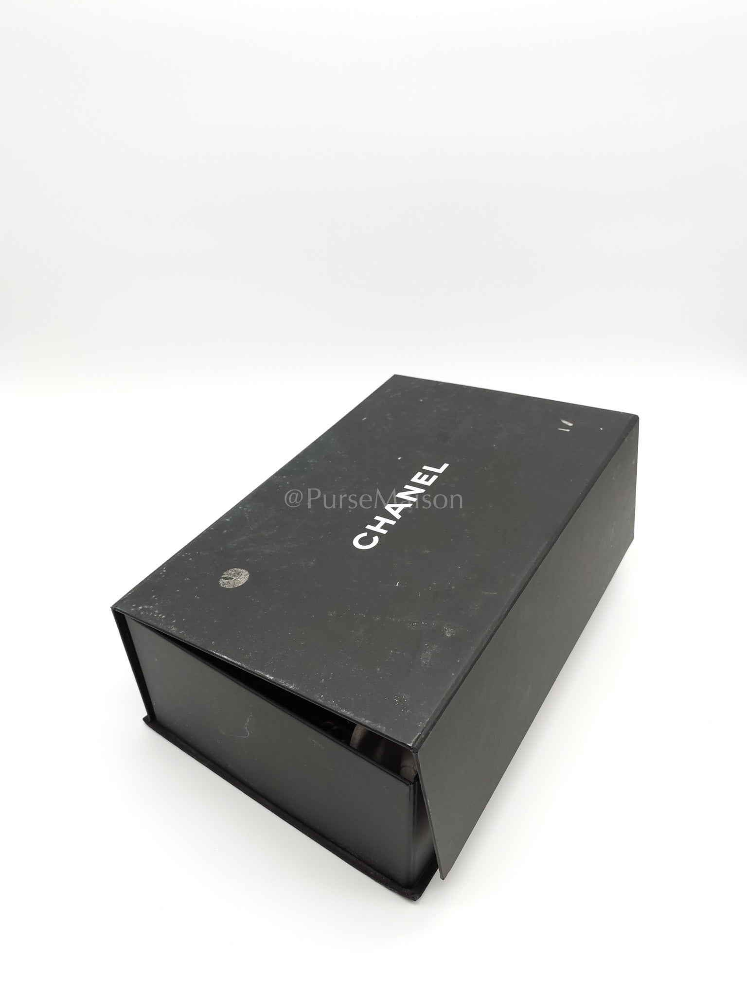 Le Boy Medium in Black Caviar Leather & Aged Gold Hardware (Microchip) | Purse Maison Luxury Bags Shop