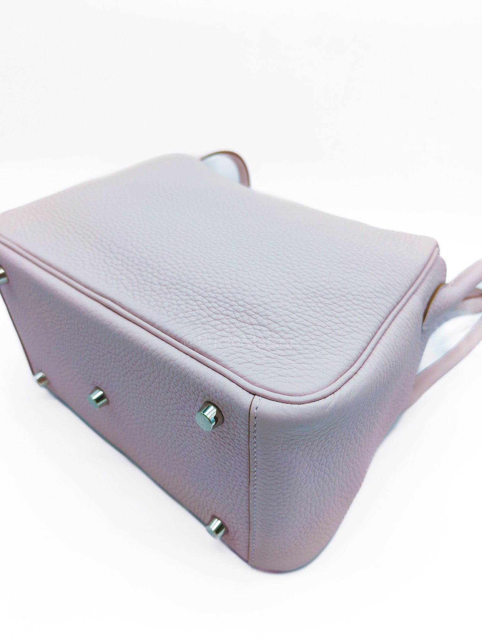 Lindy 26 Mauve Pale in Clemence Bull Calfskin Leather and Palladium Hardware Stamp W (2024) | Purse Maison Luxury Bags Shop