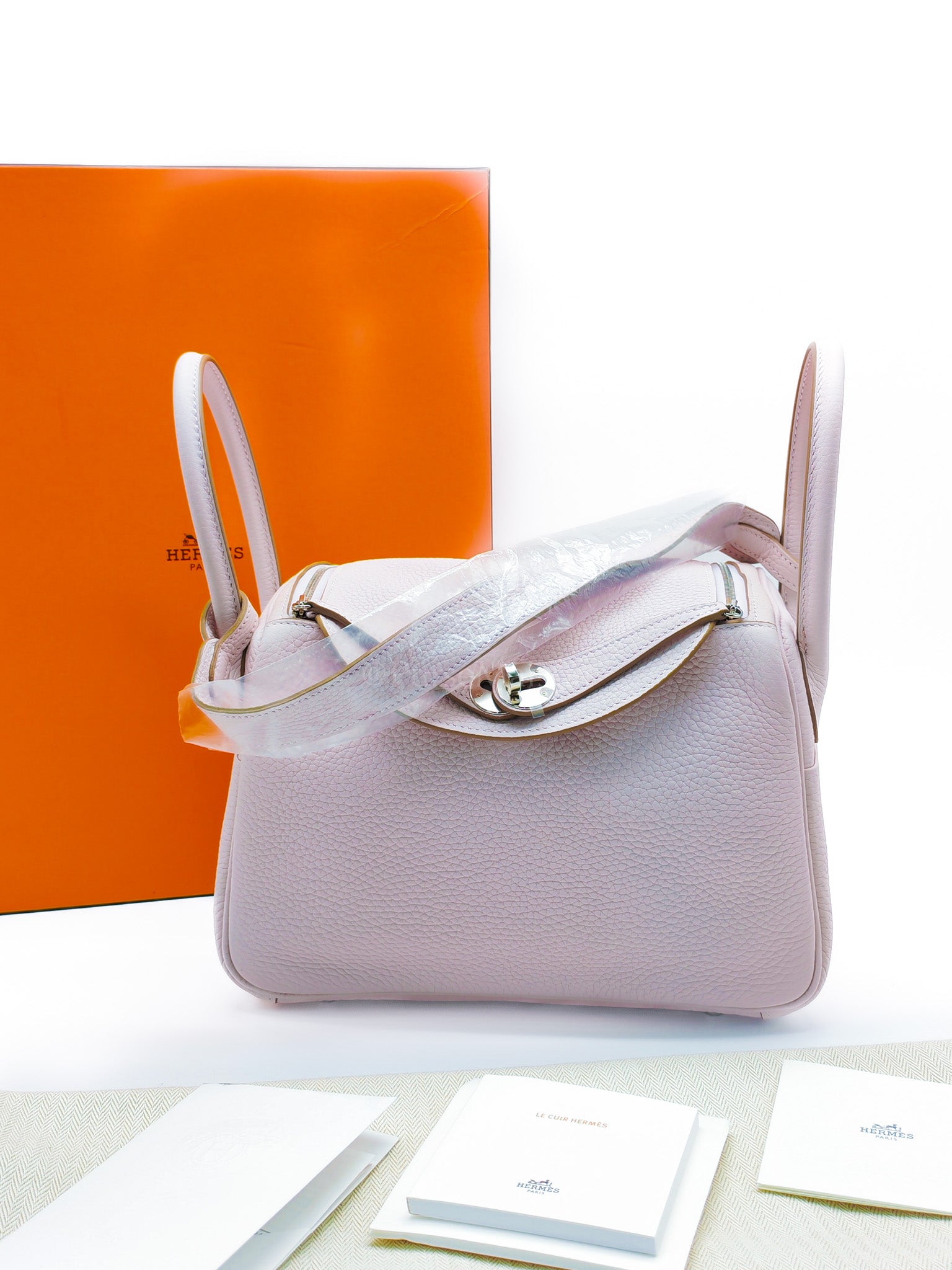 Lindy 26 Mauve Pale in Clemence Bull Calfskin Leather and Palladium Hardware Stamp W (2024) | Purse Maison Luxury Bags Shop