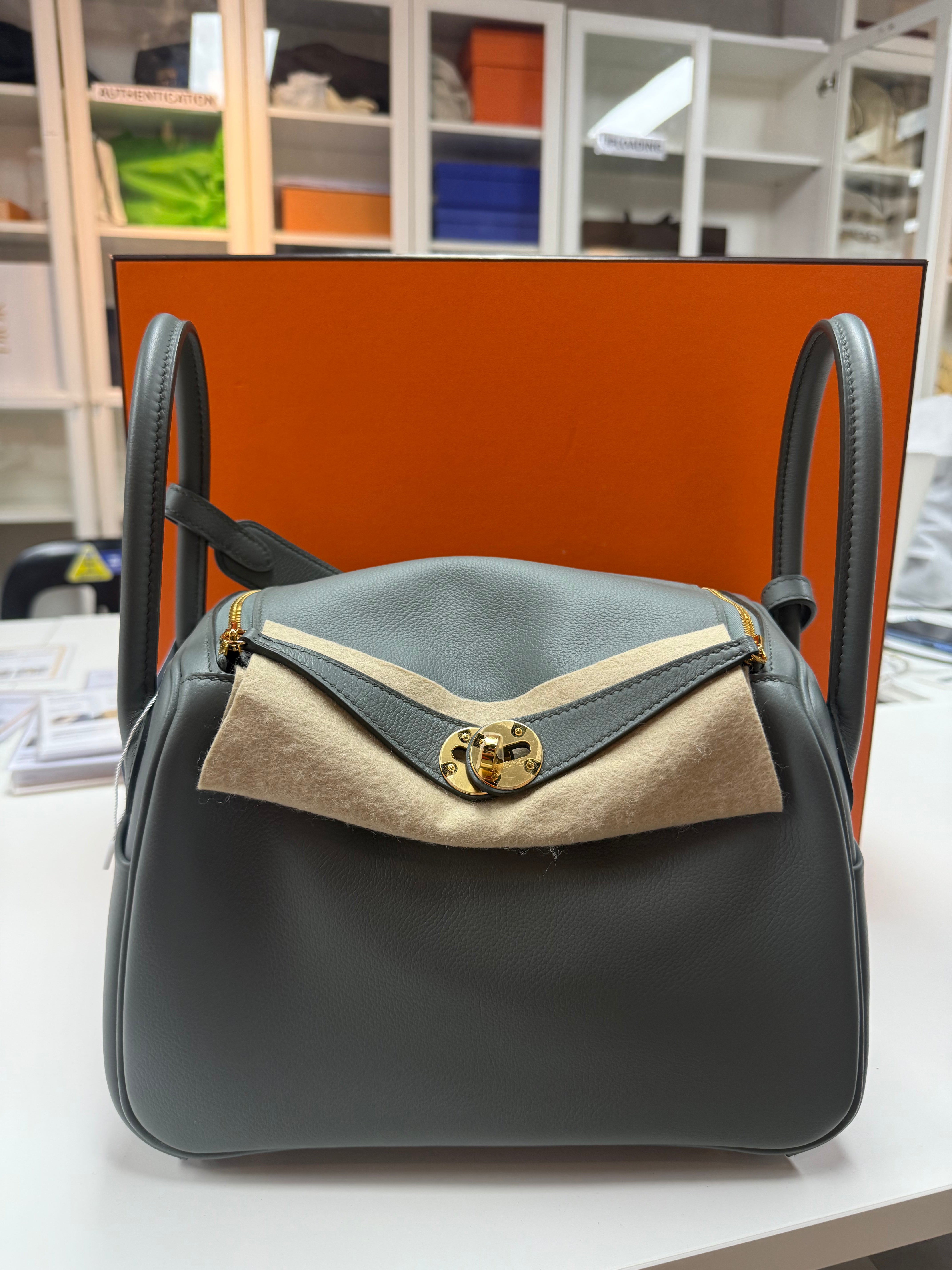 Lindy 26 Vert Amande Evercolor Stamp K | Purse Maison Luxury Bags Shop