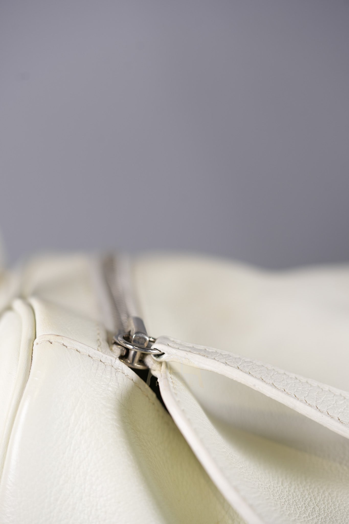 Lindy 30 in White Evercolor Leather & Palladium Hardware Stamp Square K (2007) | Purse Maison Luxury Bags Shop