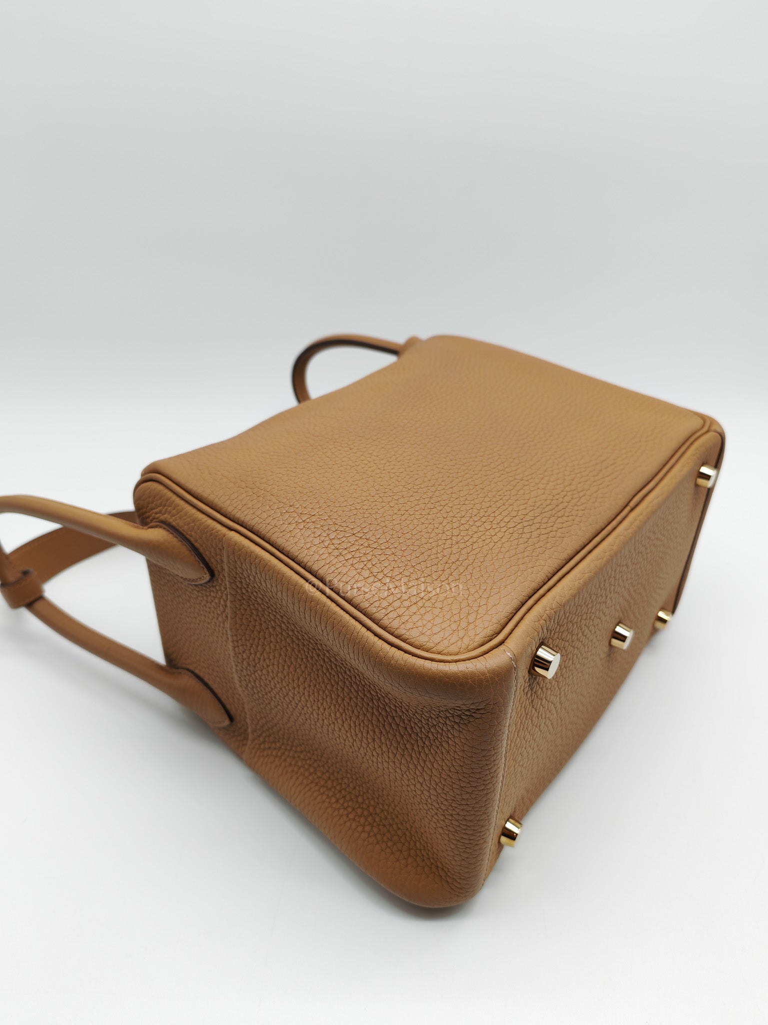 Lindy 26 in Biscuit Clemence Leather & Gold Hardware Stamp B (2023)