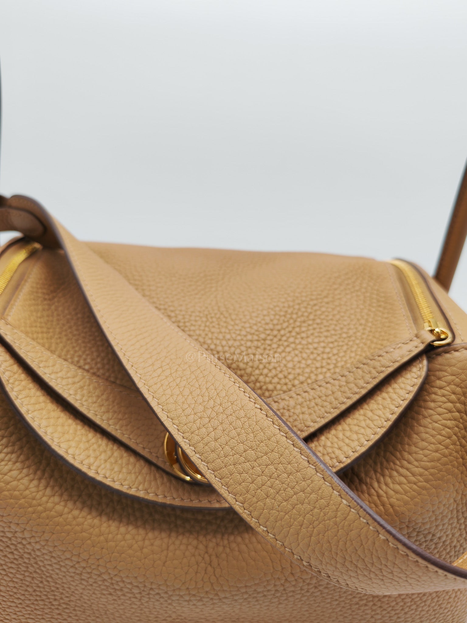 Lindy 26 in Biscuit Clemence Leather & Gold Hardware Stamp B (2023)