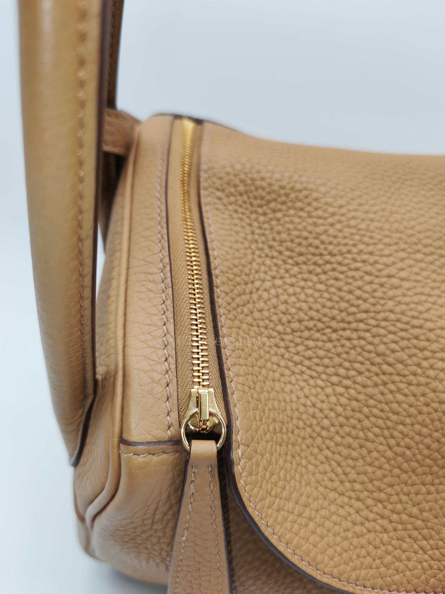 Lindy 26 in Biscuit Clemence Leather & Gold Hardware Stamp B (2023)