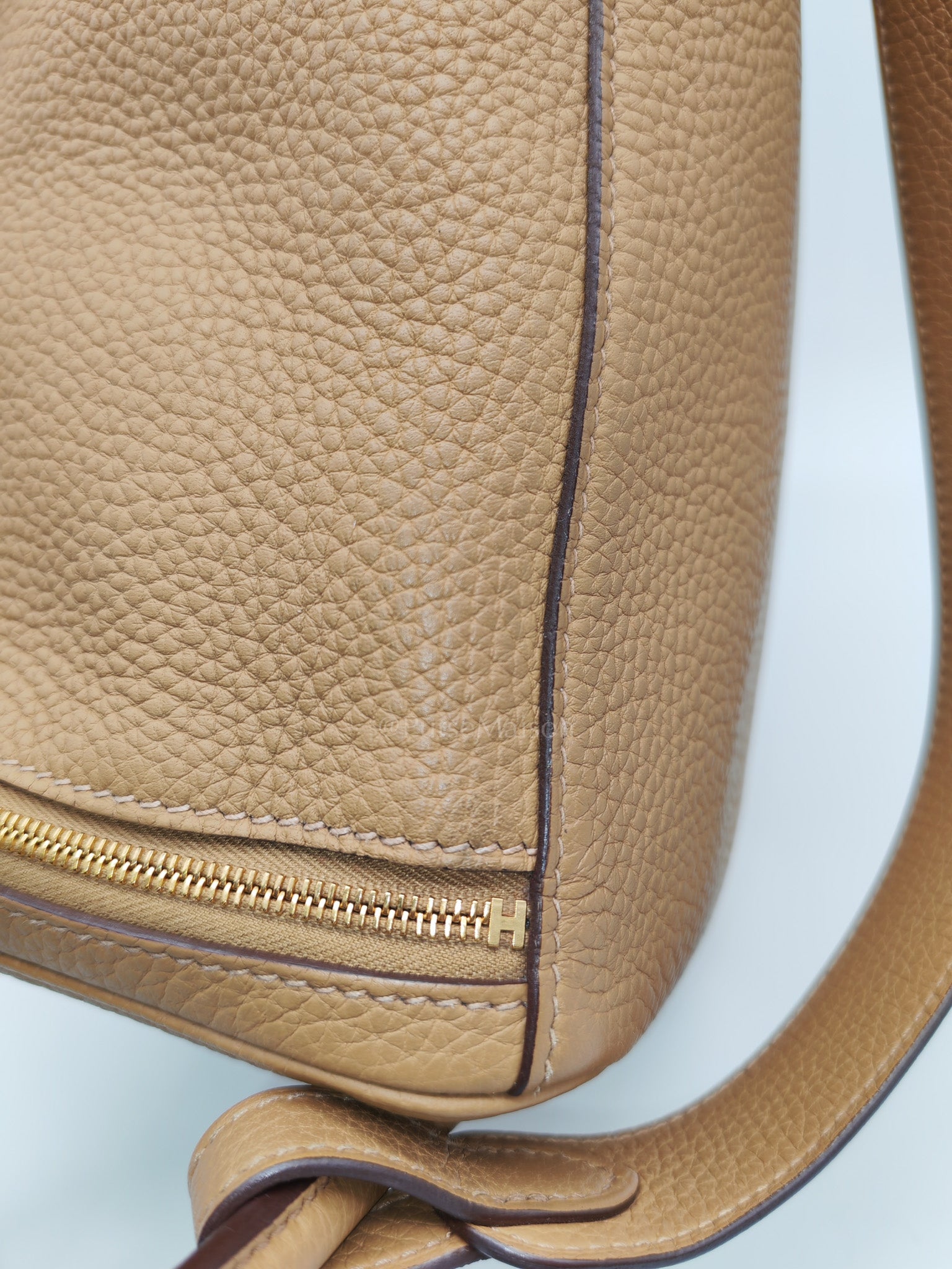 Lindy 26 in Biscuit Clemence Leather & Gold Hardware Stamp B (2023)