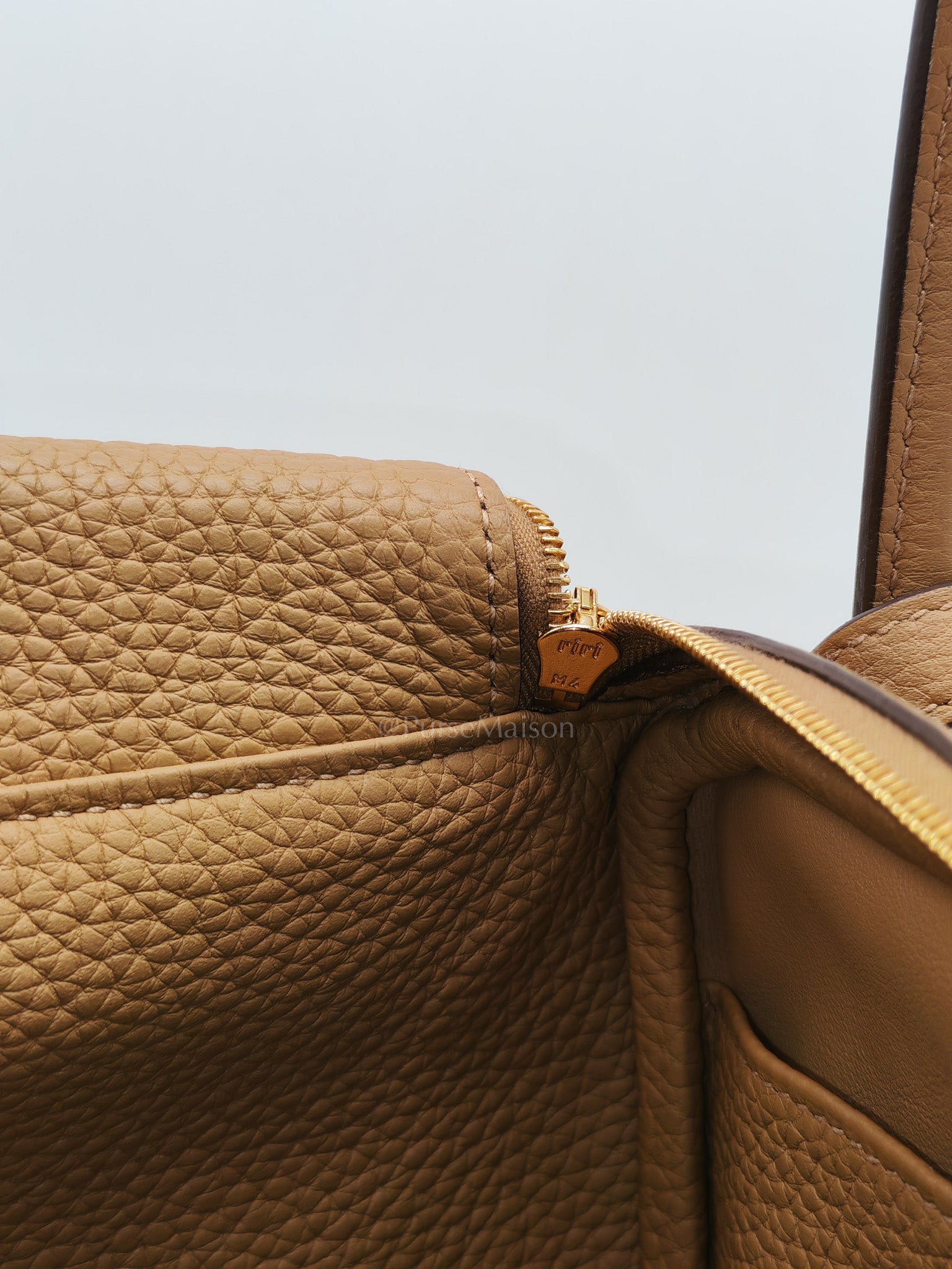 Lindy 26 in Biscuit Clemence Leather & Gold Hardware Stamp B (2023)
