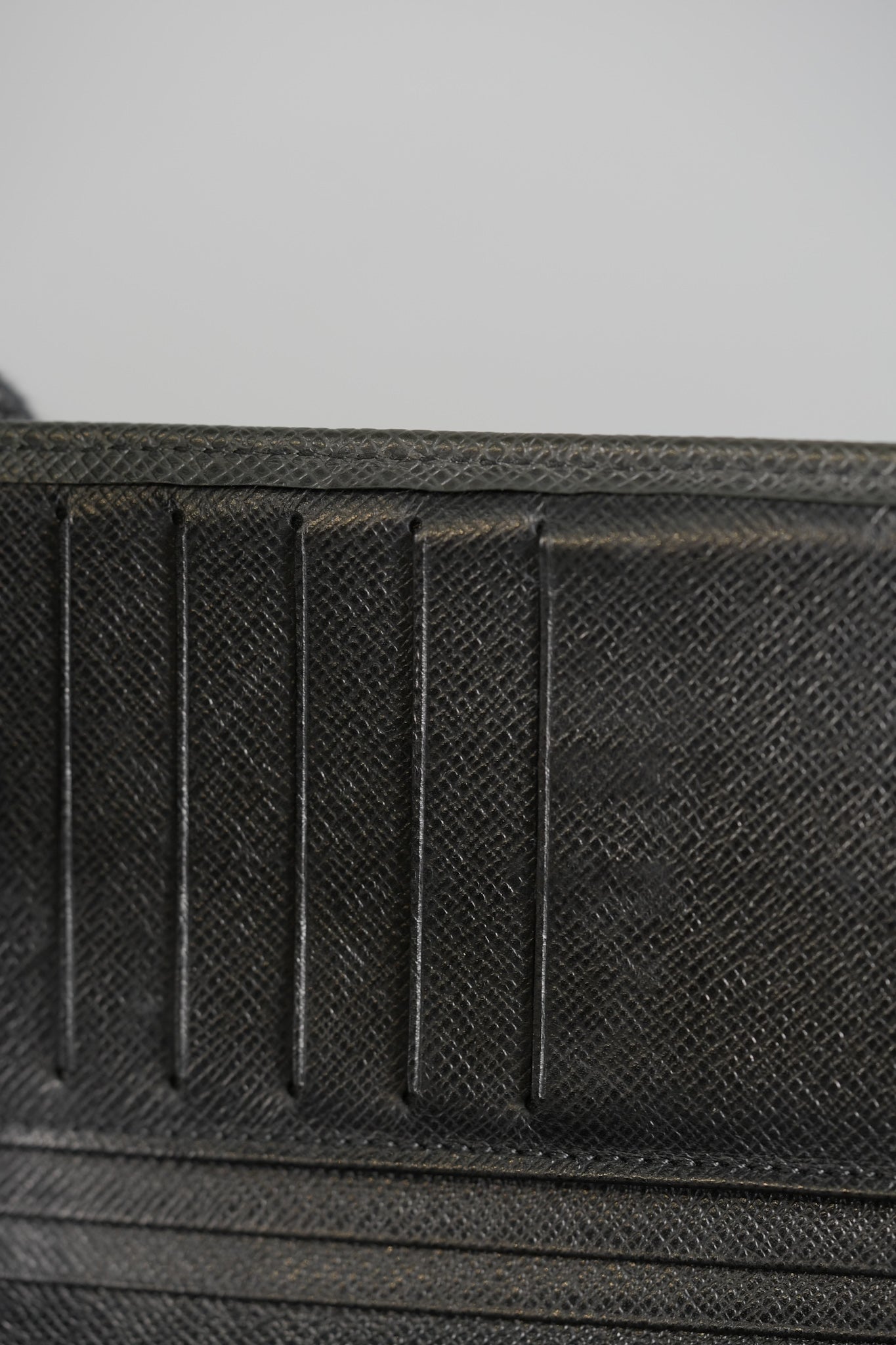 Long Bi-fold Men’s Wallet in Noir Leather (Date Code: TA3153) | Purse Maison Luxury Bags Shop