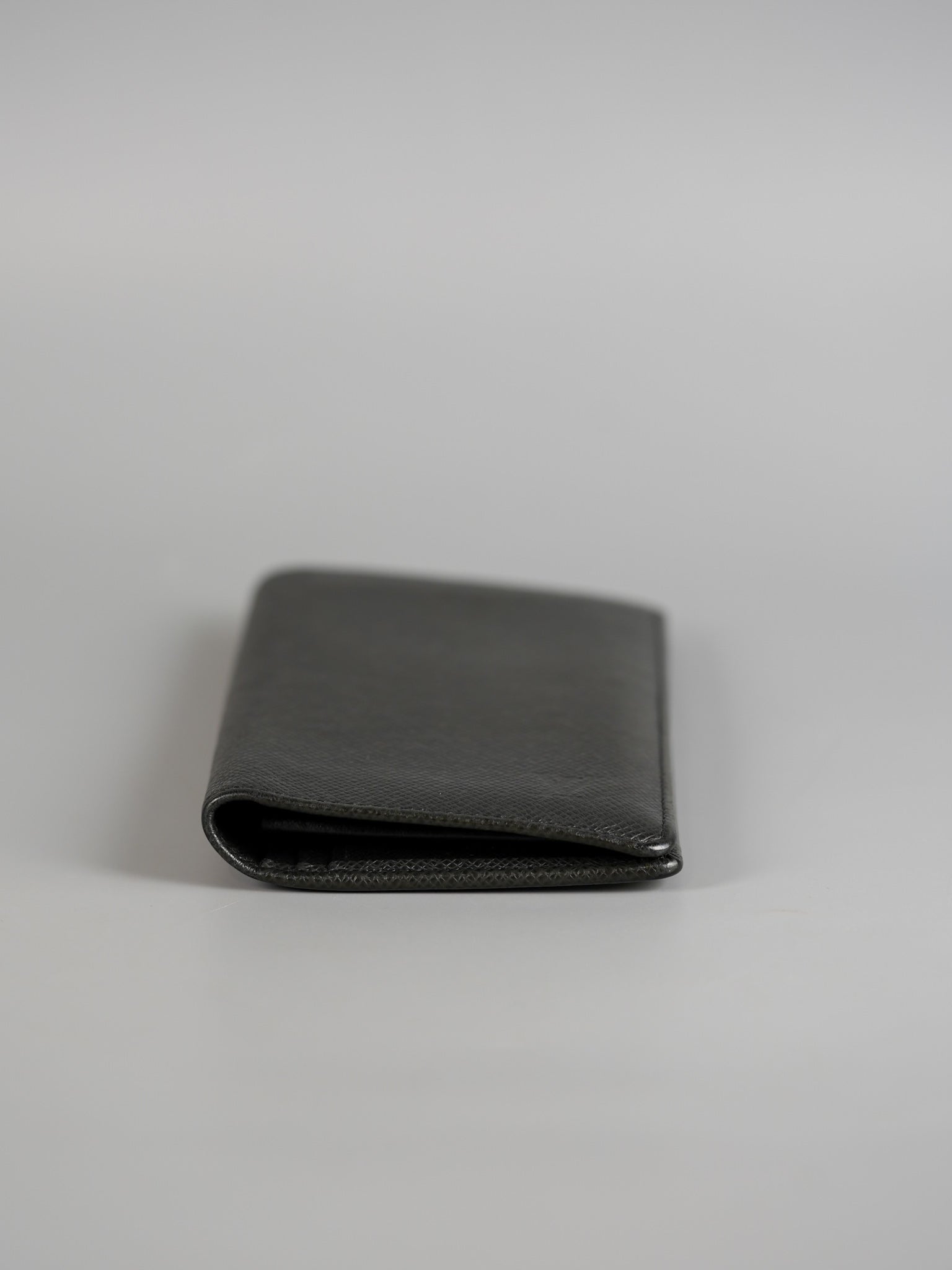 Long Bi-fold Men’s Wallet in Noir Leather (Date Code: TA3153) | Purse Maison Luxury Bags Shop