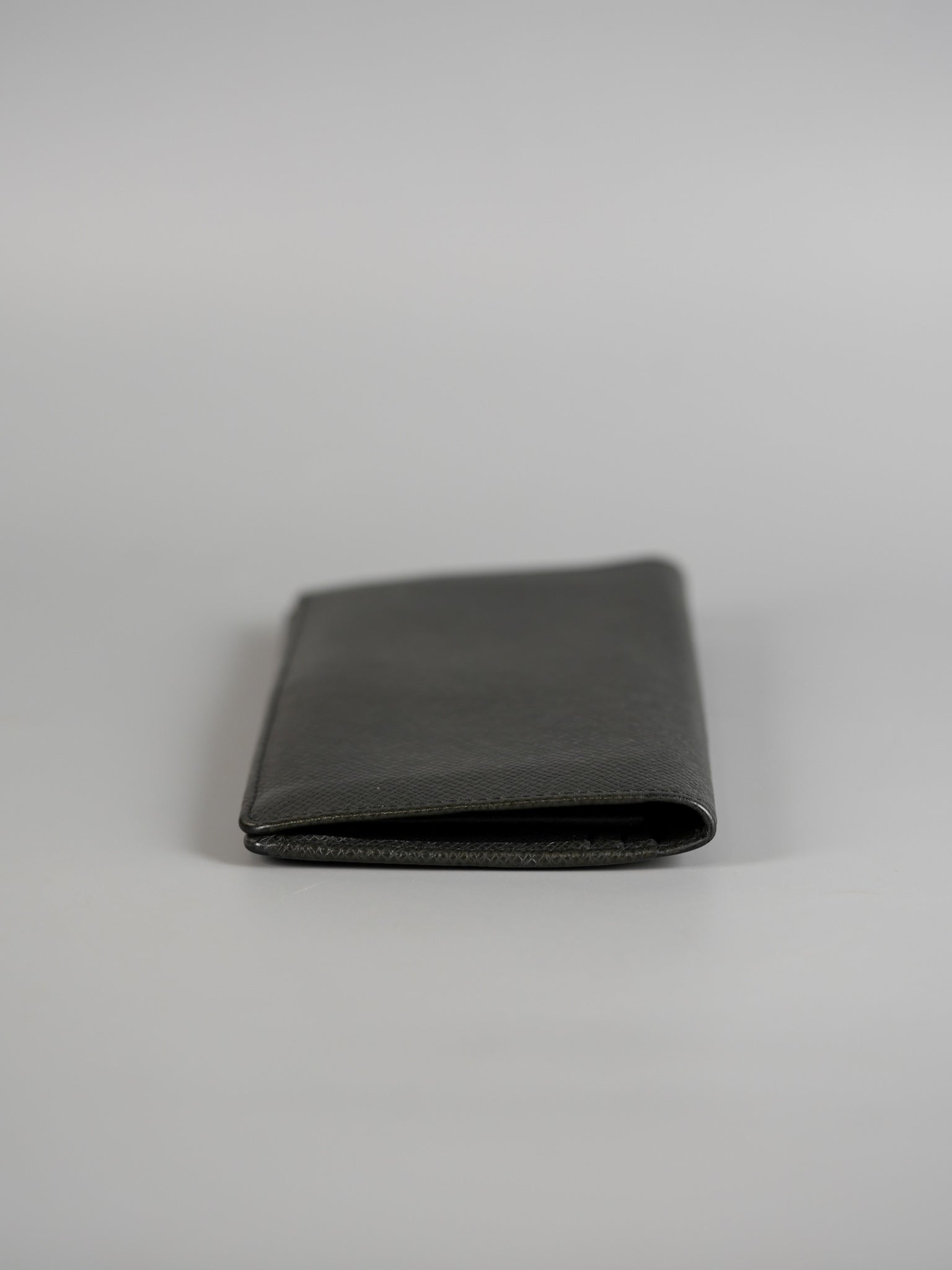 Long Bi-fold Men’s Wallet in Noir Leather (Date Code: TA3153) | Purse Maison Luxury Bags Shop