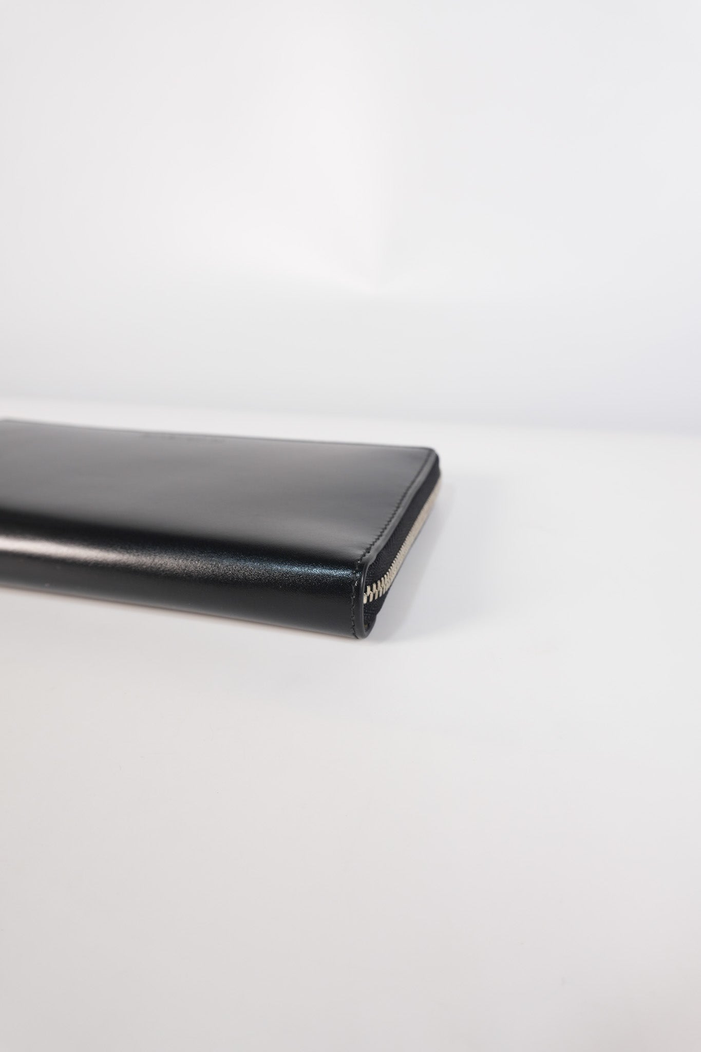 Long Round Zip Wallet in Black Leather | Purse Maison Luxury Bags Shop