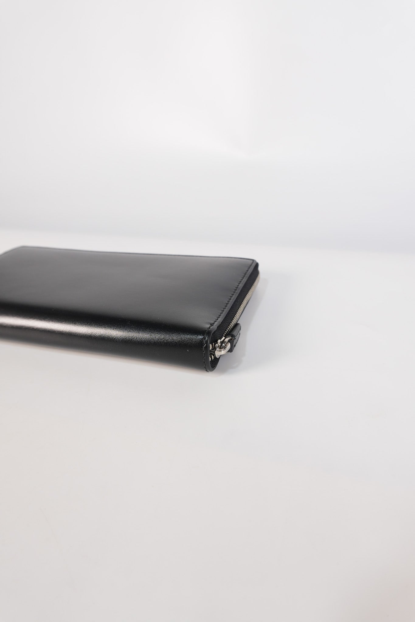 Long Round Zip Wallet in Black Leather | Purse Maison Luxury Bags Shop