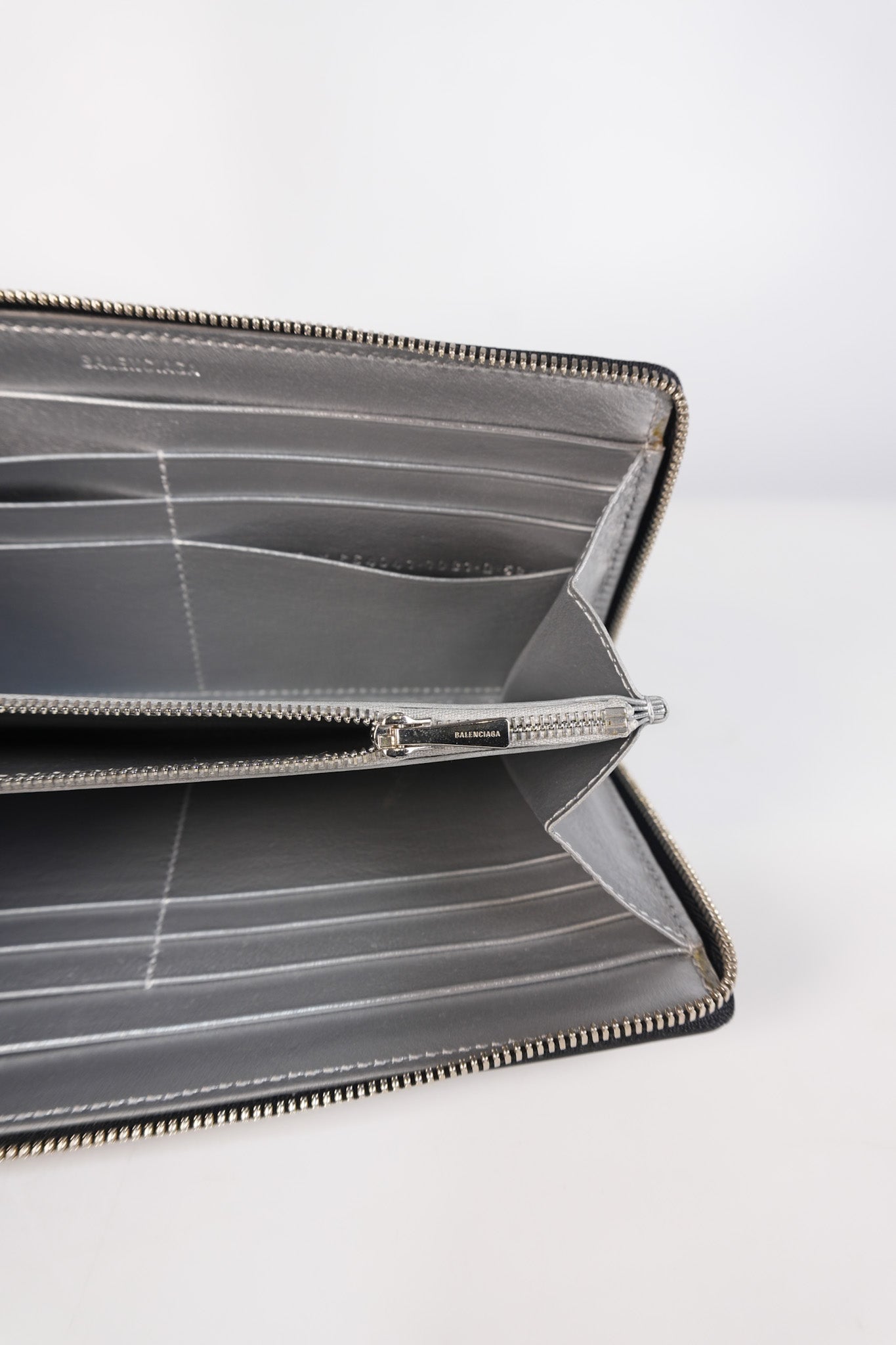 Long Round Zip Wallet in Black Leather | Purse Maison Luxury Bags Shop