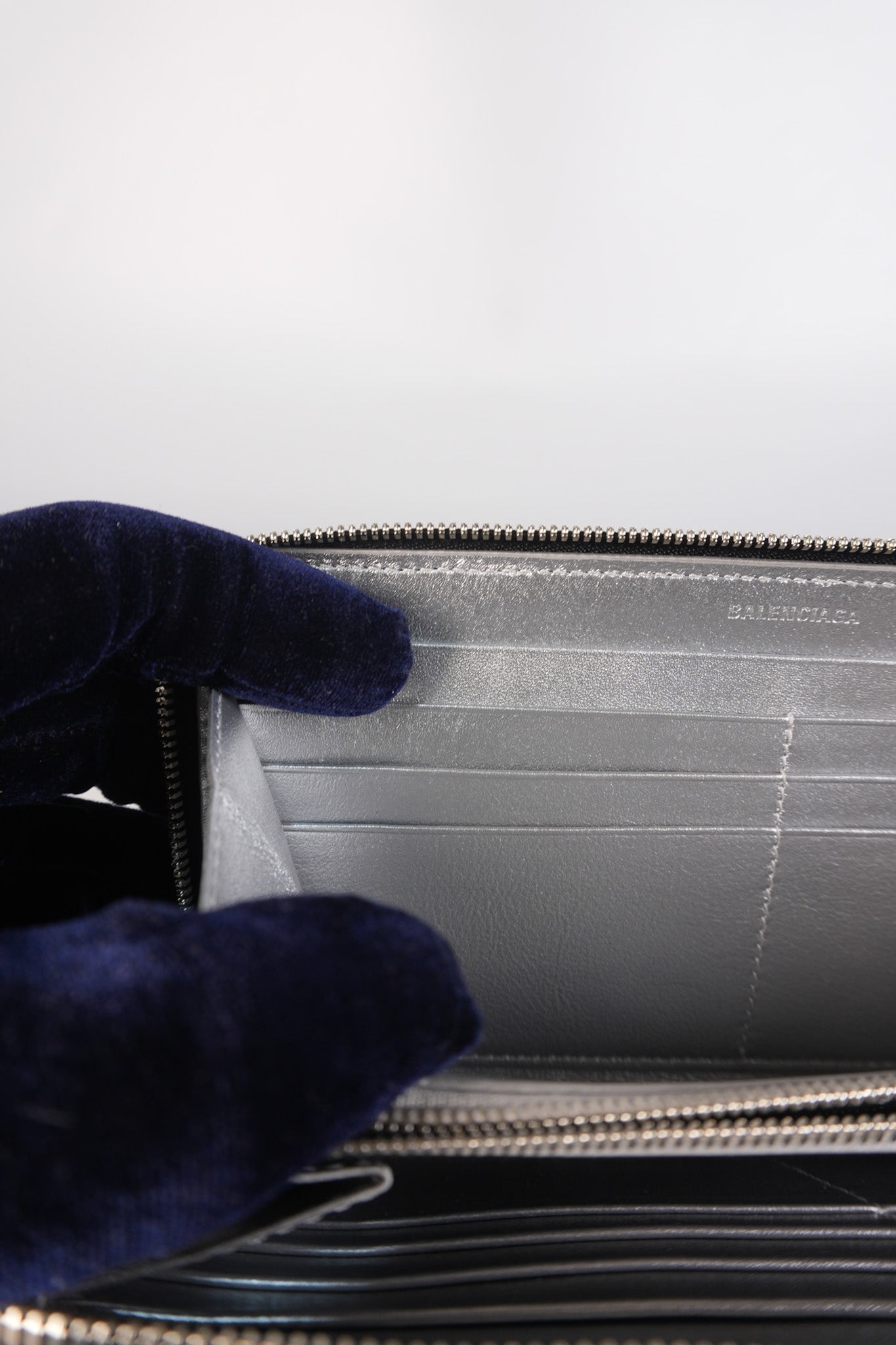 Long Round Zip Wallet in Black Leather | Purse Maison Luxury Bags Shop