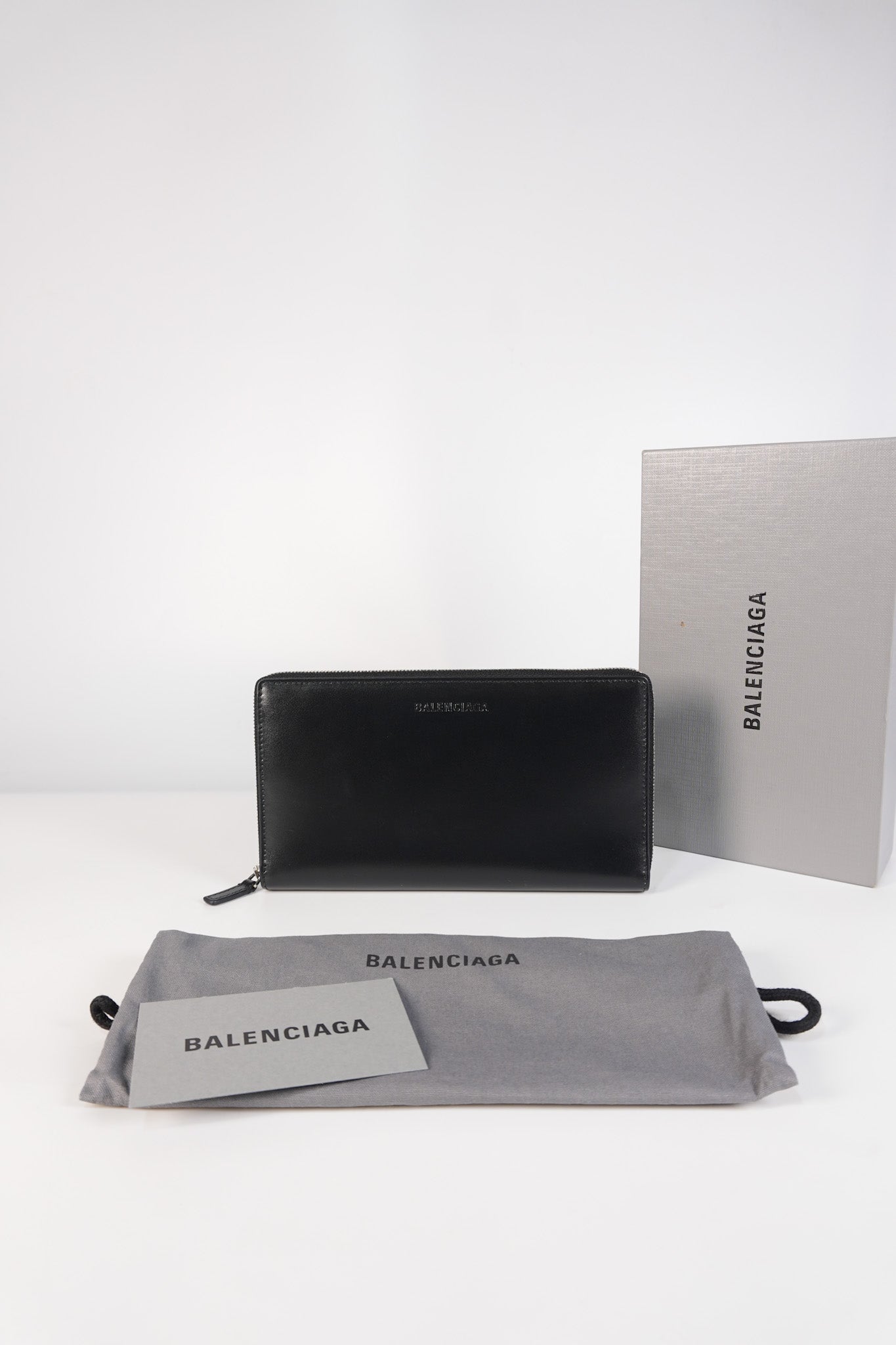 Long Round Zip Wallet in Black Leather | Purse Maison Luxury Bags Shop