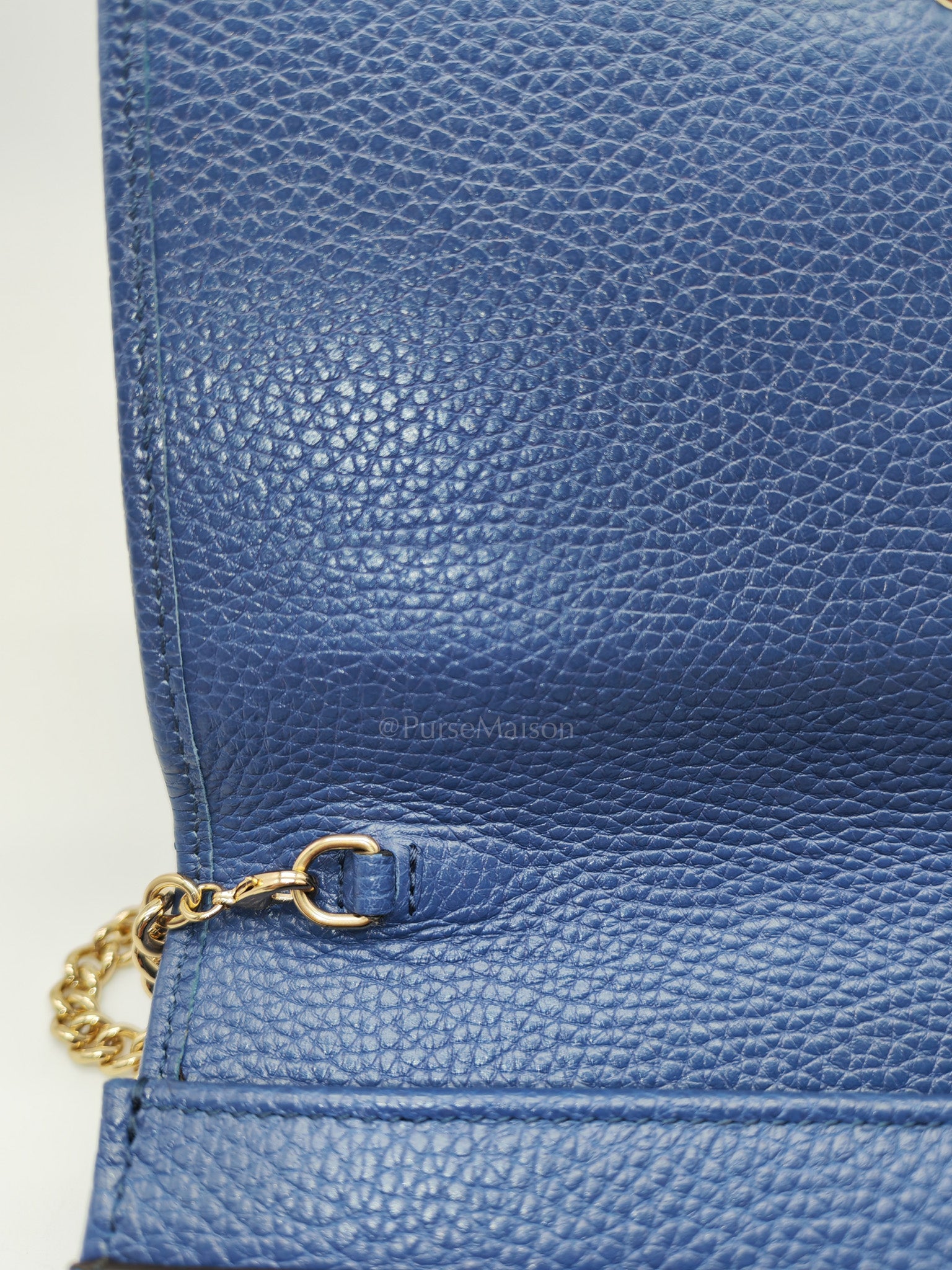Soho Wallet on Chain in Blue Grained Leather Light Gold Hardware