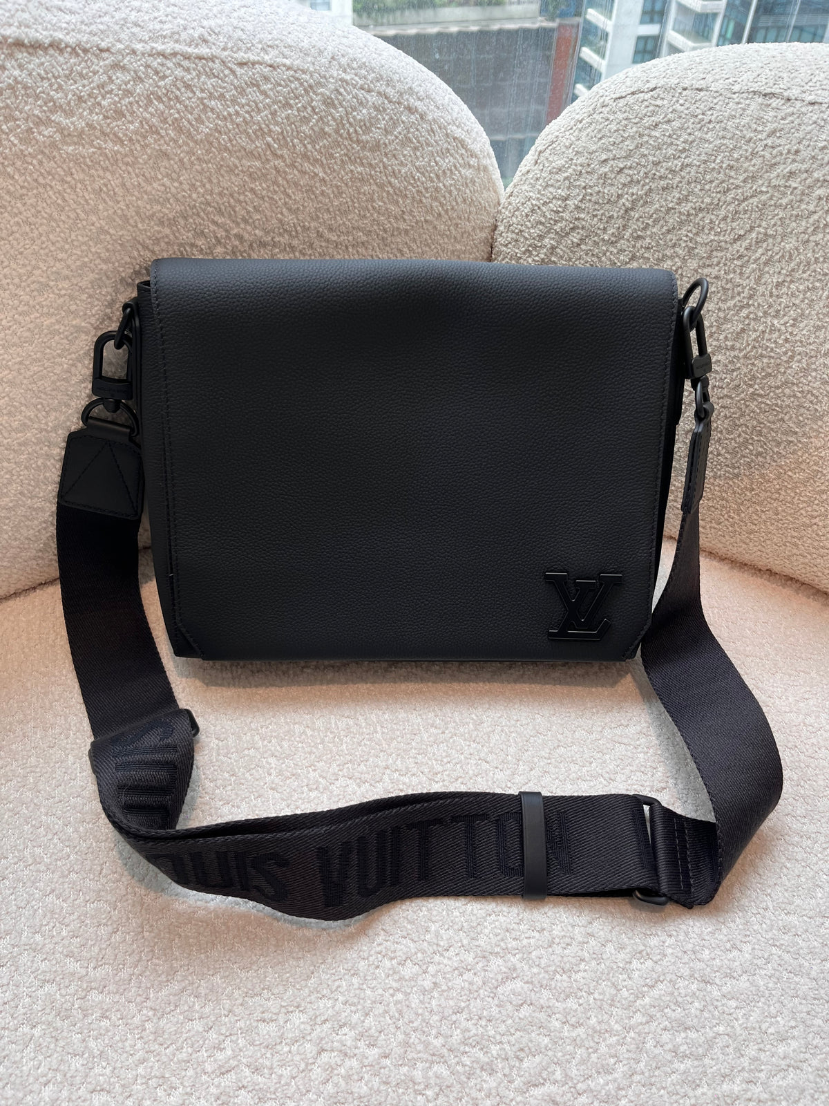 Louis Vuitton Aerogram Takeoff Messenger Bag in Black Grained Leather (Microchip) | Purse Maison Luxury Bags Shop