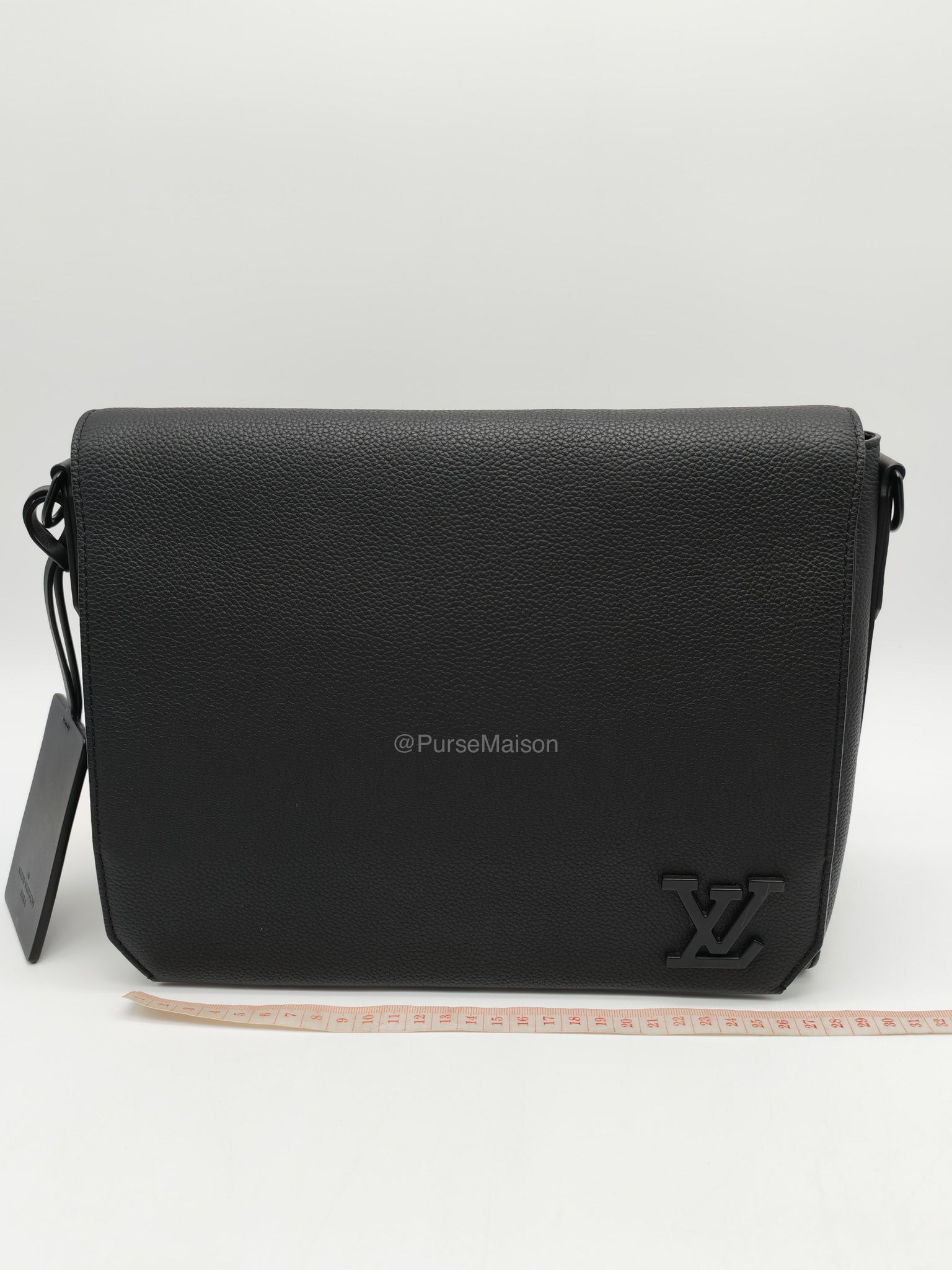 Louis Vuitton Aerogram Takeoff Messenger Bag in Black Grained Leather (Microchip) | Purse Maison Luxury Bags Shop