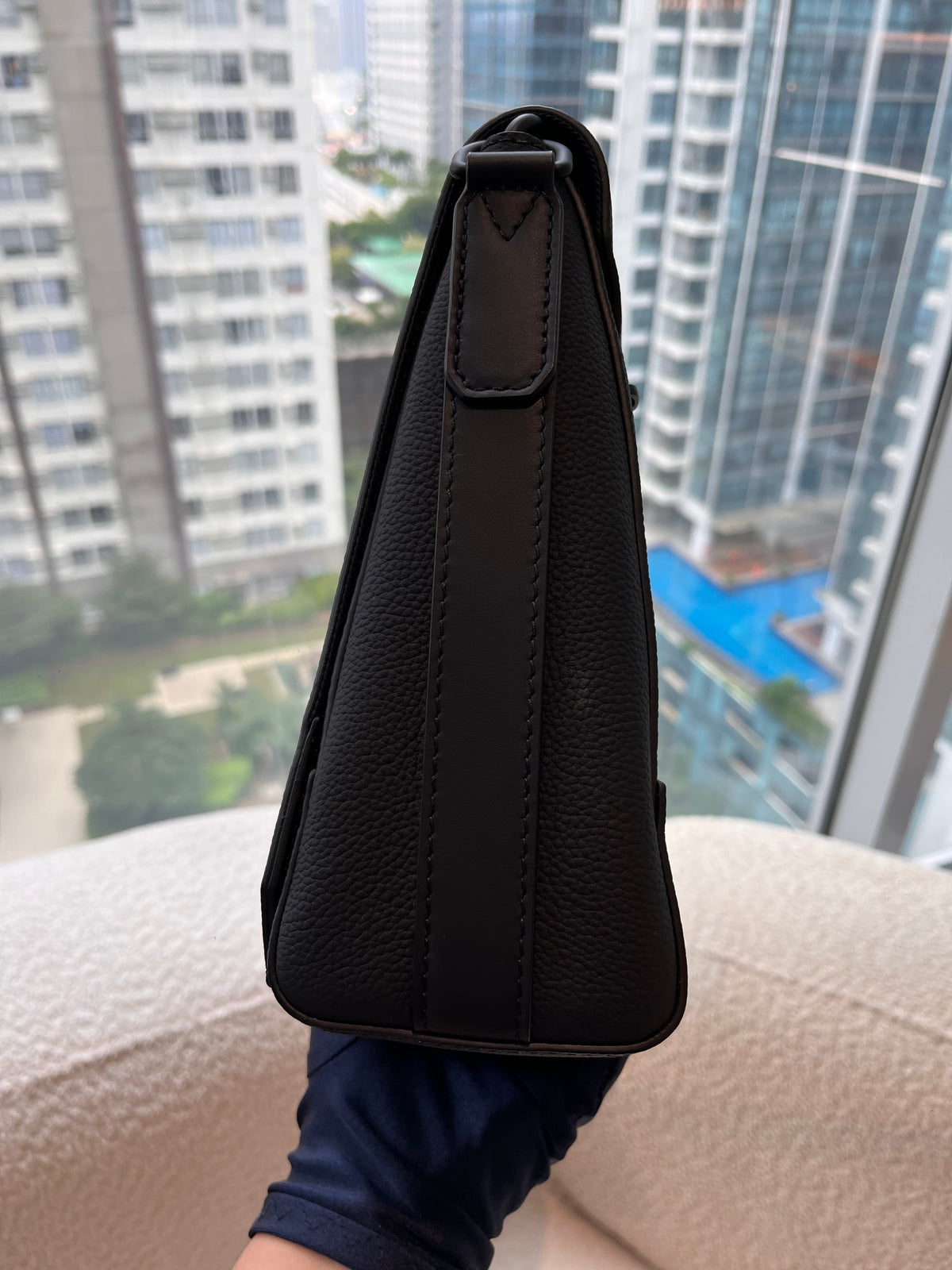 Louis Vuitton Aerogram Takeoff Messenger Bag in Black Grained Leather (Microchip) | Purse Maison Luxury Bags Shop