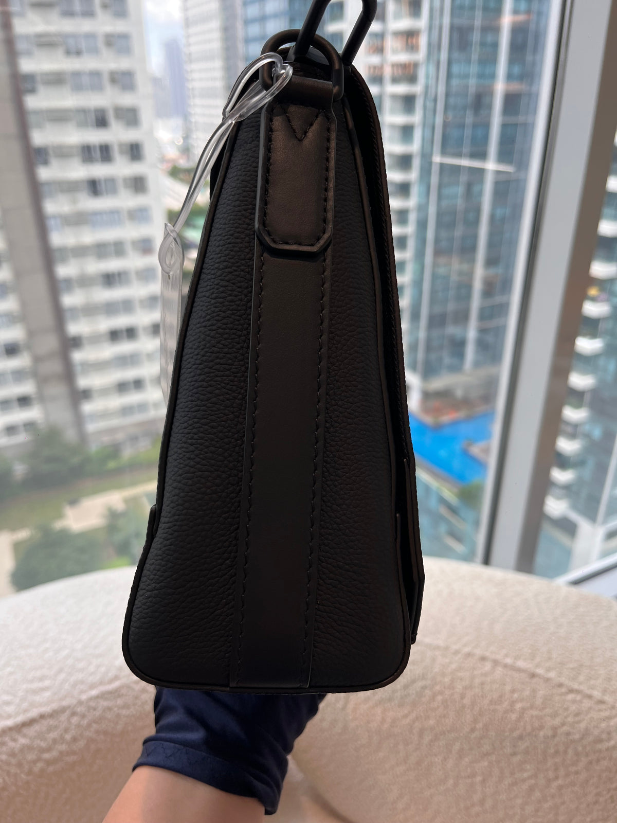 Louis Vuitton Aerogram Takeoff Messenger Bag in Black Grained Leather (Microchip) | Purse Maison Luxury Bags Shop