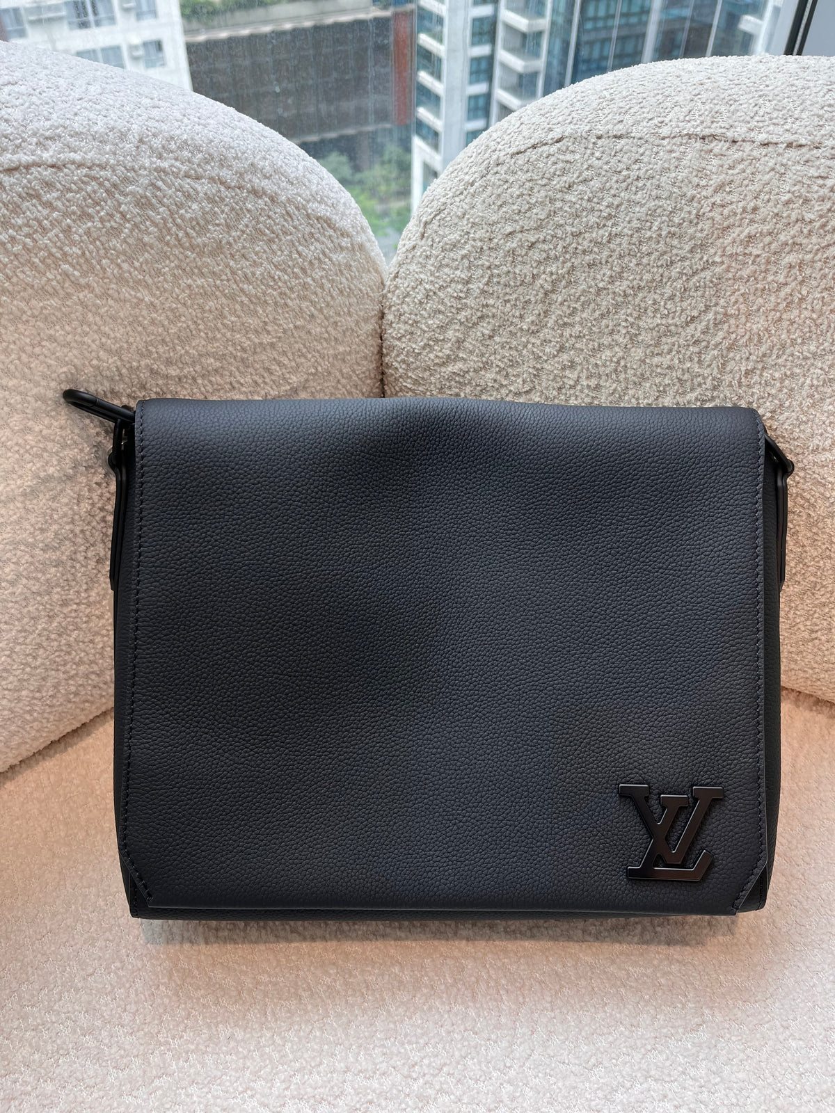 Louis Vuitton Aerogram Takeoff Messenger Bag in Black Grained Leather (Microchip) | Purse Maison Luxury Bags Shop