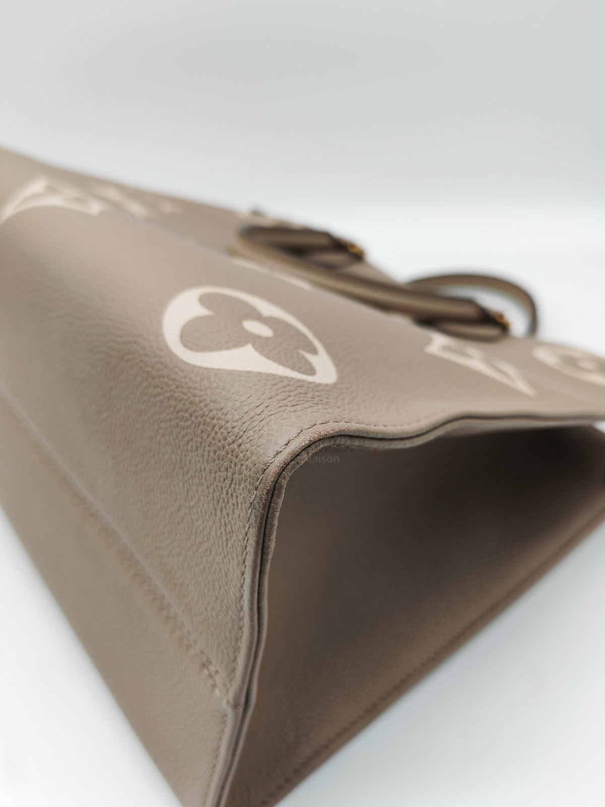 Louis Vuitton OntheGo (OTG) MM in Tourterelle/Creme Monogram Empriente Leather and Gold Hardware Microchip | Purse Maison Luxury Bags Shop