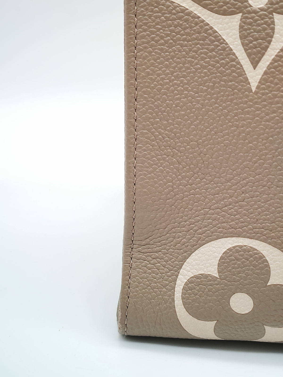 Louis Vuitton OntheGo (OTG) MM in Tourterelle/Creme Monogram Empriente Leather and Gold Hardware Microchip | Purse Maison Luxury Bags Shop