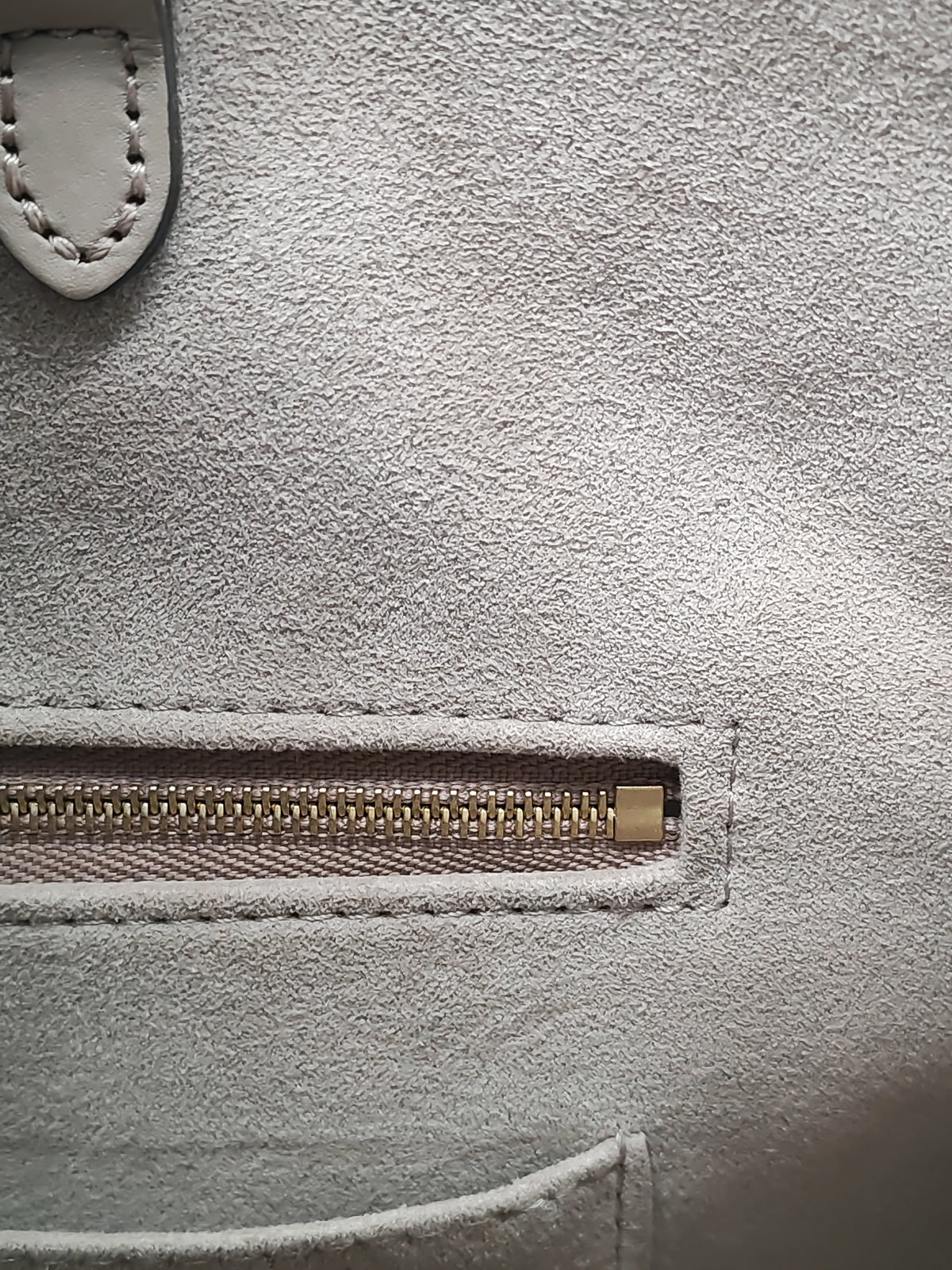 Louis Vuitton OntheGo (OTG) MM in Tourterelle/Creme Monogram Empriente Leather and Gold Hardware Microchip | Purse Maison Luxury Bags Shop