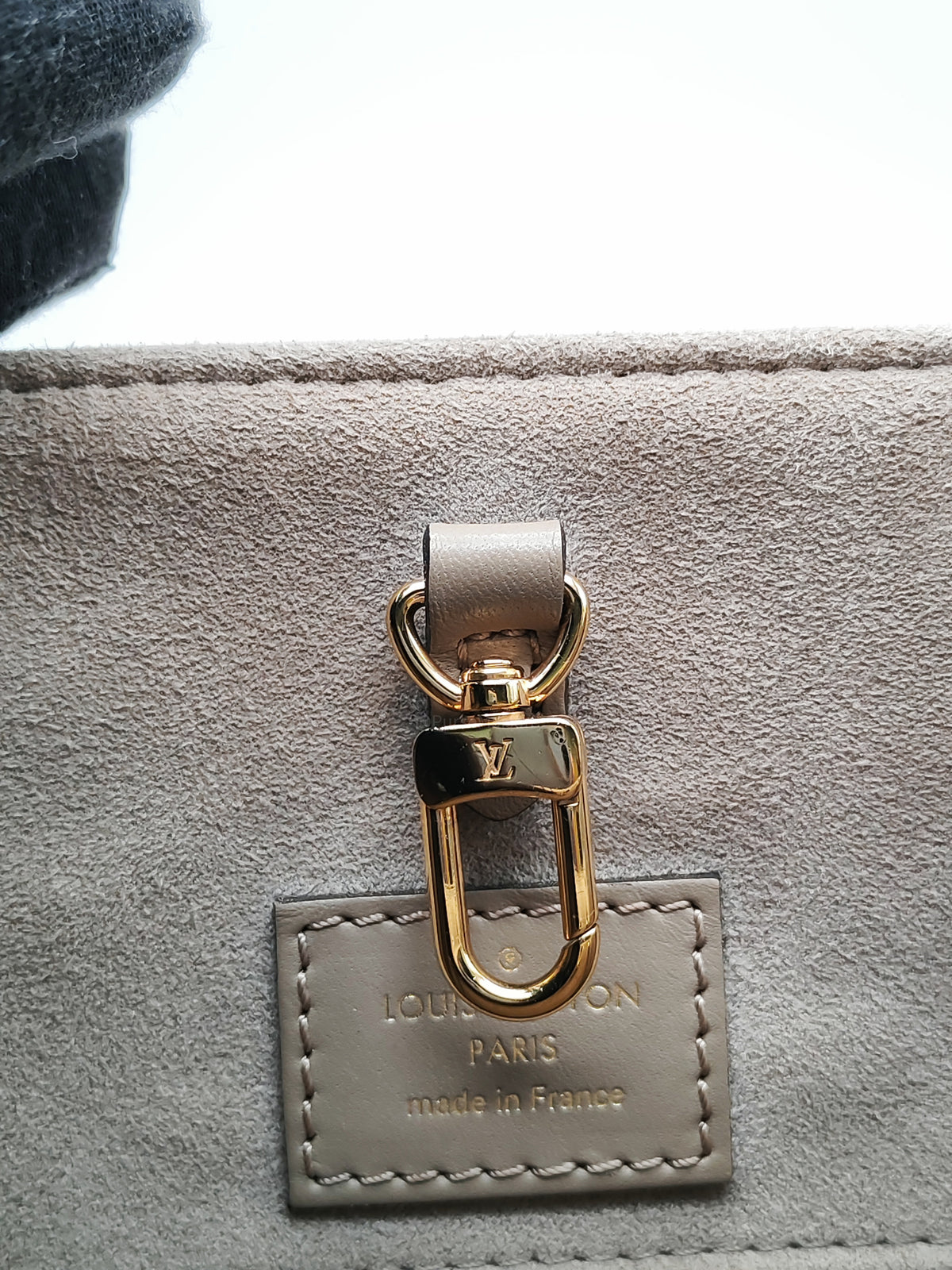 Louis Vuitton OntheGo (OTG) MM in Tourterelle/Creme Monogram Empriente Leather and Gold Hardware Microchip | Purse Maison Luxury Bags Shop
