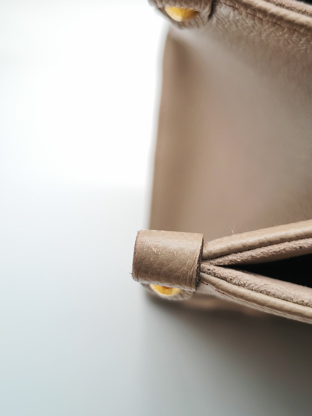 Louis Vuitton OntheGo (OTG) MM in Tourterelle/Creme Monogram Empriente Leather and Gold Hardware Microchip | Purse Maison Luxury Bags Shop