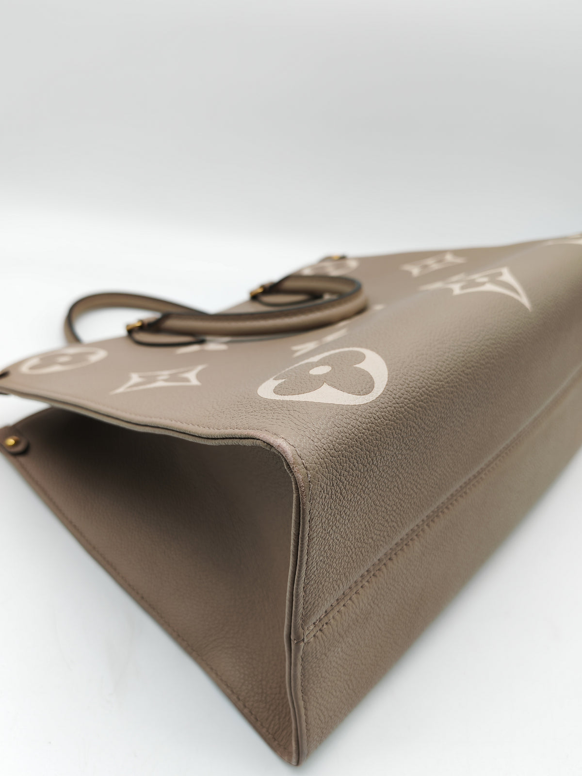 Louis Vuitton OntheGo (OTG) MM in Tourterelle/Creme Monogram Empriente Leather and Gold Hardware Microchip | Purse Maison Luxury Bags Shop