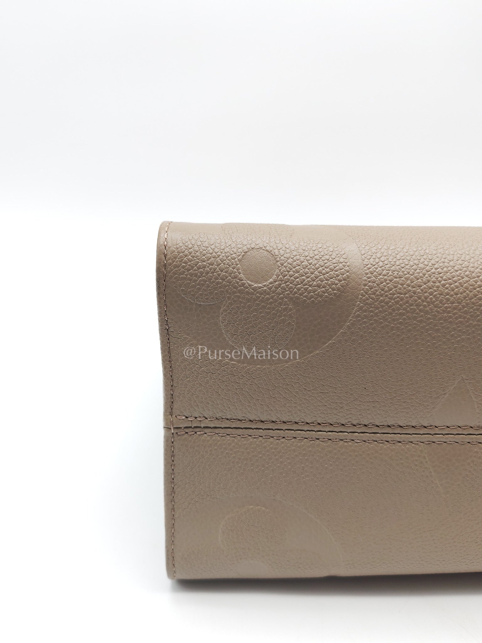 Louis Vuitton OnTheGo Tote Bag MM in Tourtorelle Monogram Leather (Microchip) | Purse Maison Luxury Bags Shop