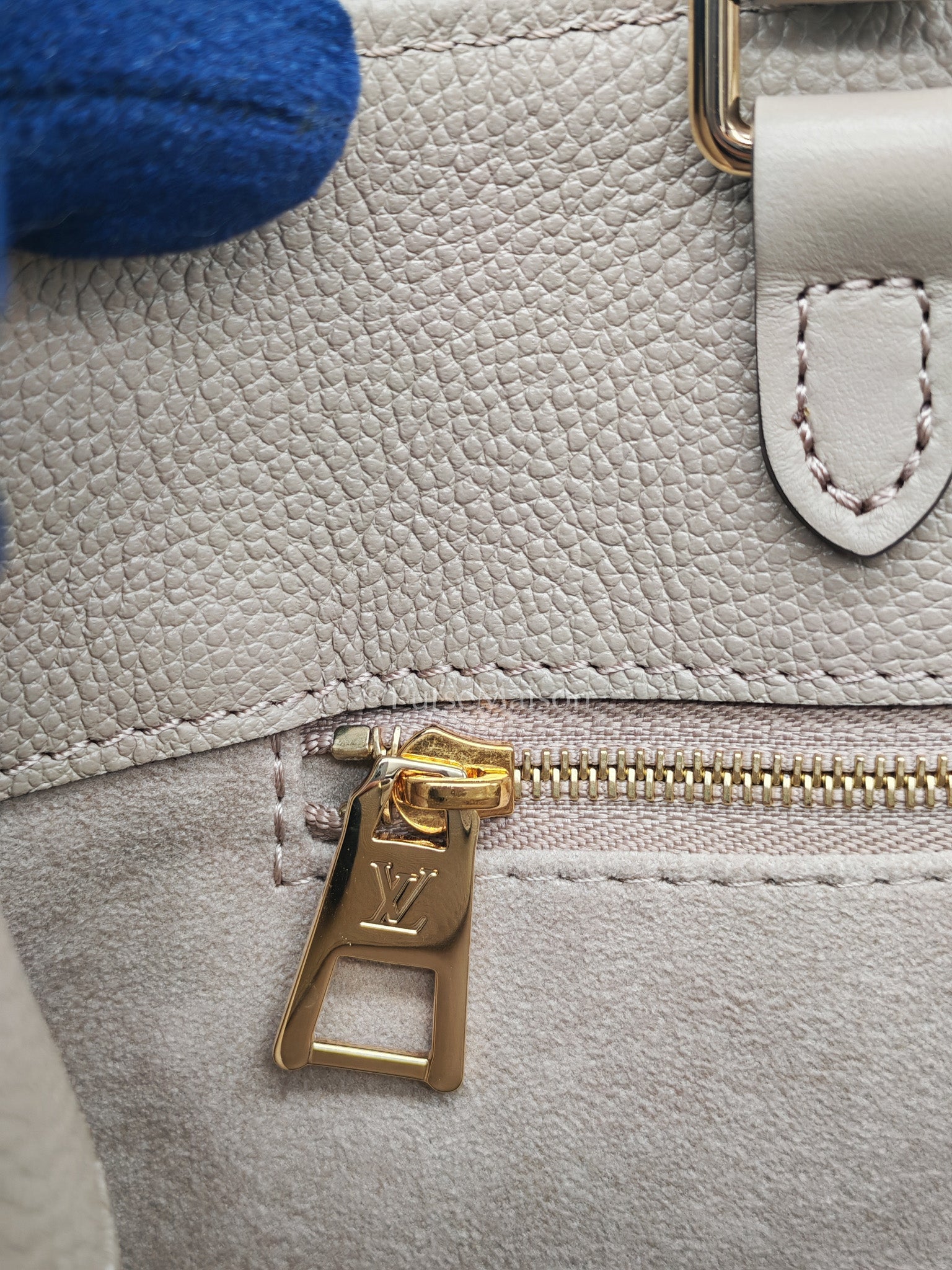 Louis Vuitton OnTheGo Tote Bag MM in Tourtorelle Monogram Leather (Microchip) | Purse Maison Luxury Bags Shop