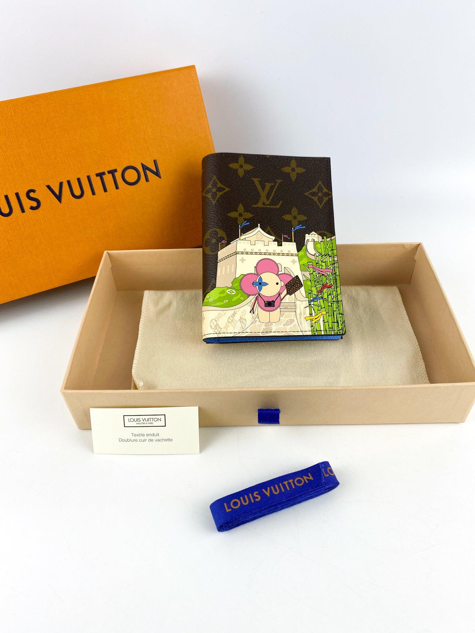 Louis Vuitton Limited Edition Holiday Passport Cover, NYC Monogram, New in  Box WA001