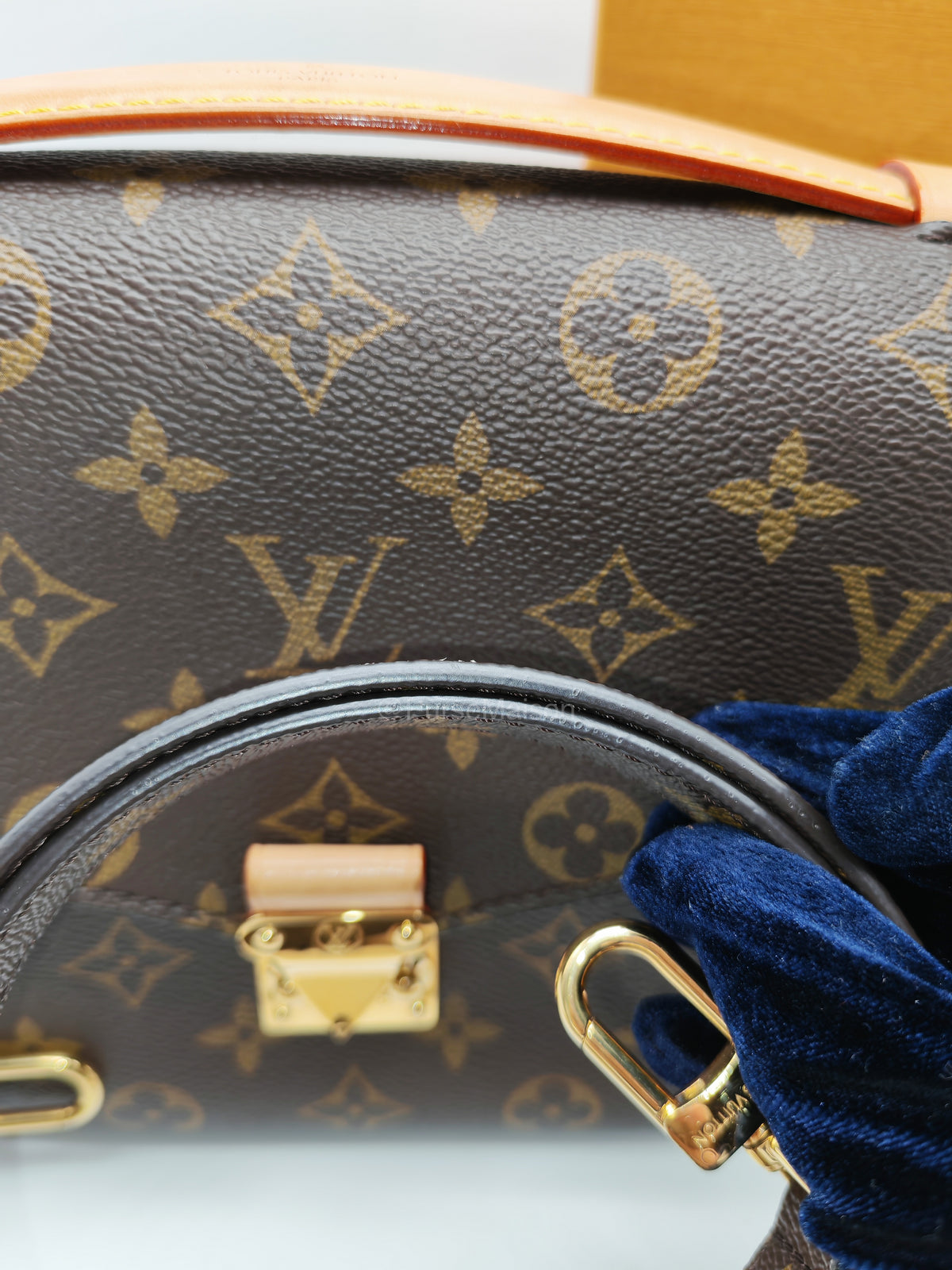Louis Vuitton Pochette Metis MM in Monogram Canvas (Microchip) | Purse Maison Luxury Bags Shop