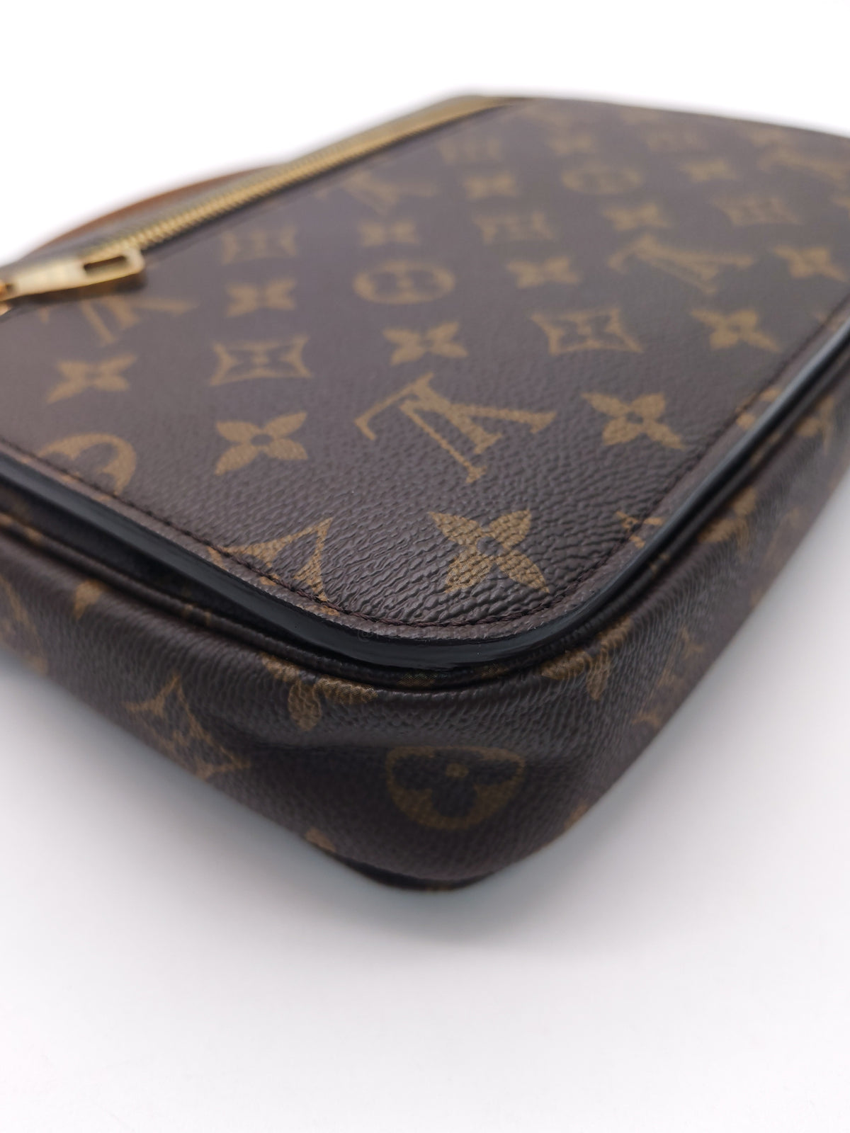 Louis Vuitton Pochette Metis MM in Monogram Canvas (Microchip) | Purse Maison Luxury Bags Shop
