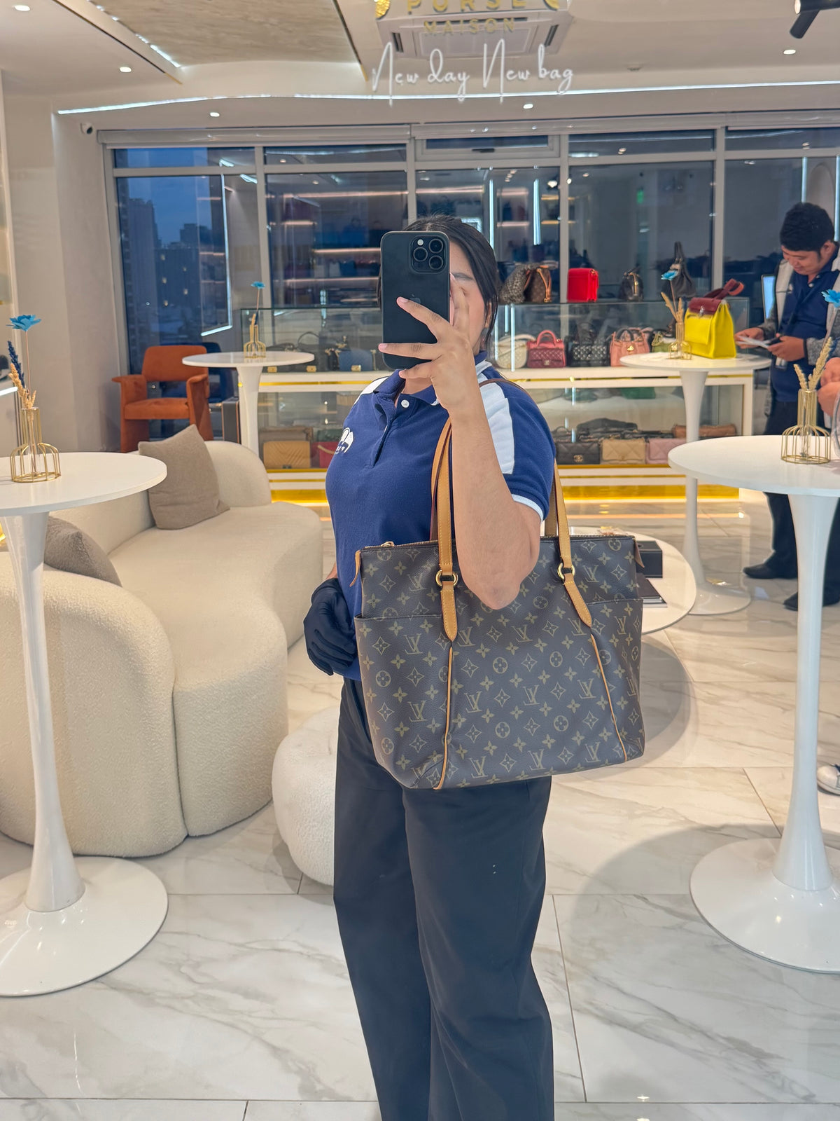Louis Vuitton Totally MM Shoulder Bag in Monogram Canvas and Gold Hardware (Datecode: FL1180) | Purse Maison Luxury Bags Shop