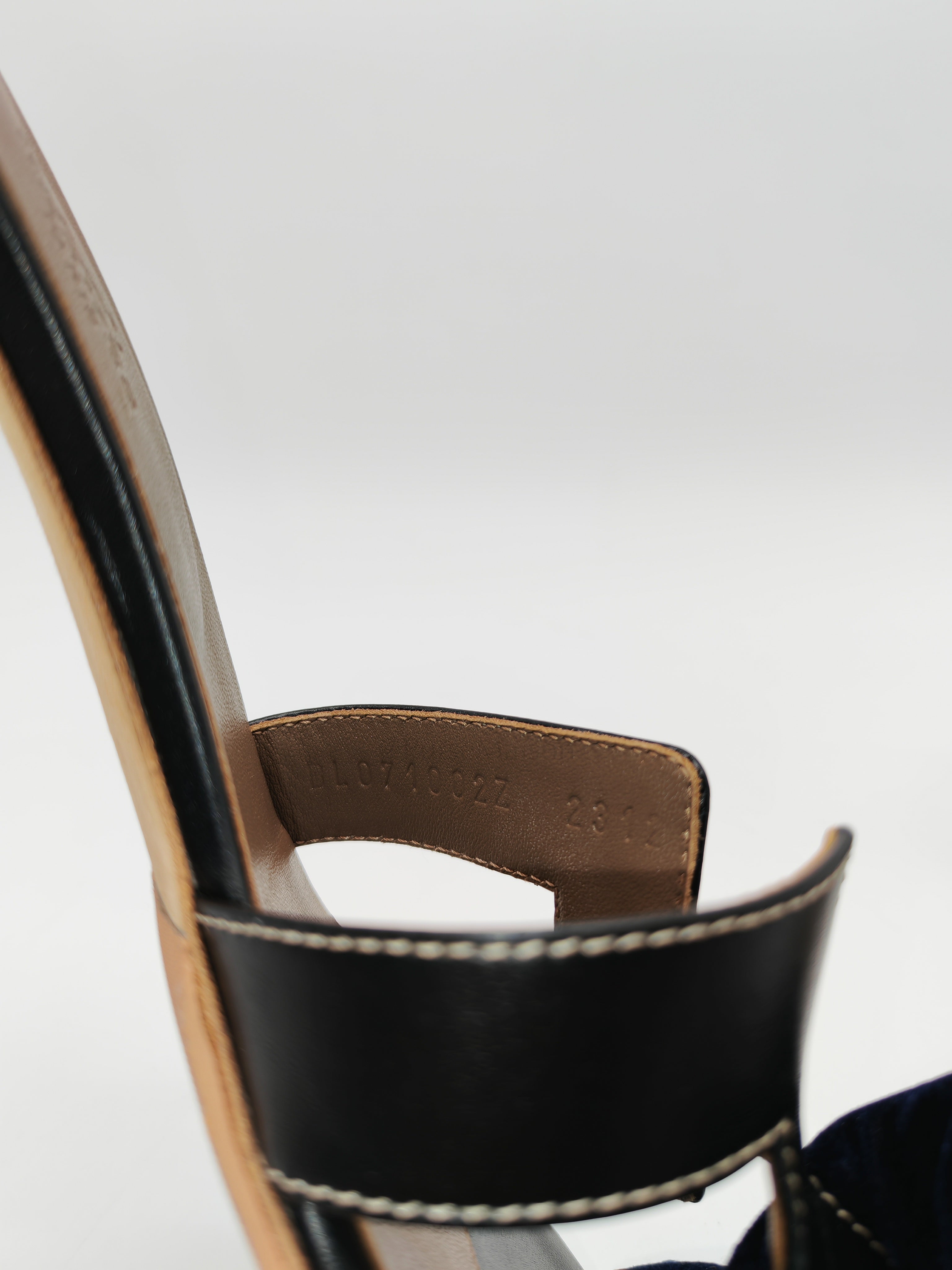 Oasis in Noir/Black Calfskin Leather Size 38 EU(24.5 cm) | Purse Maison Luxury Bags Shop