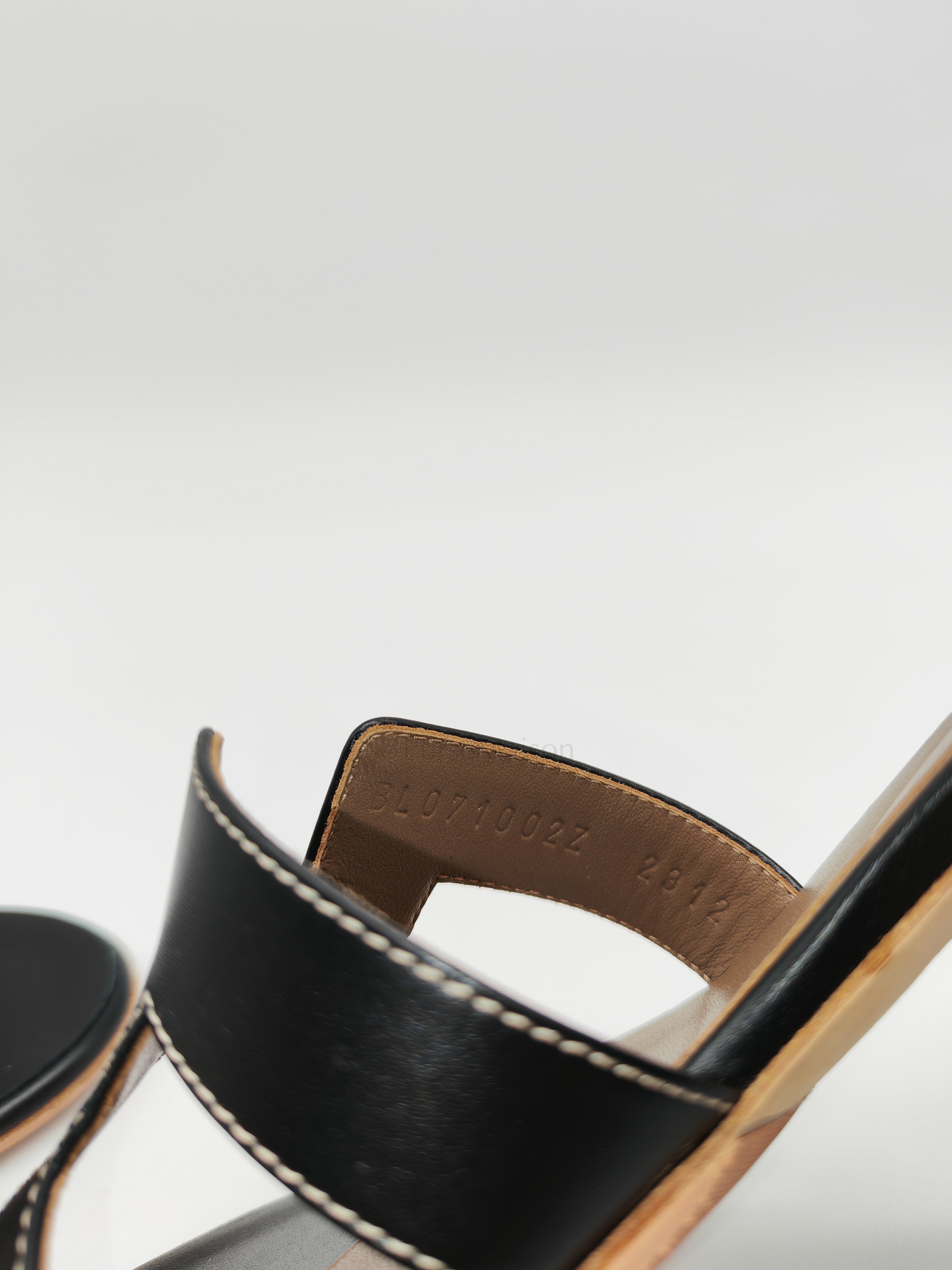 Oasis in Noir/Black Calfskin Leather Size 38 EU(24.5 cm) | Purse Maison Luxury Bags Shop