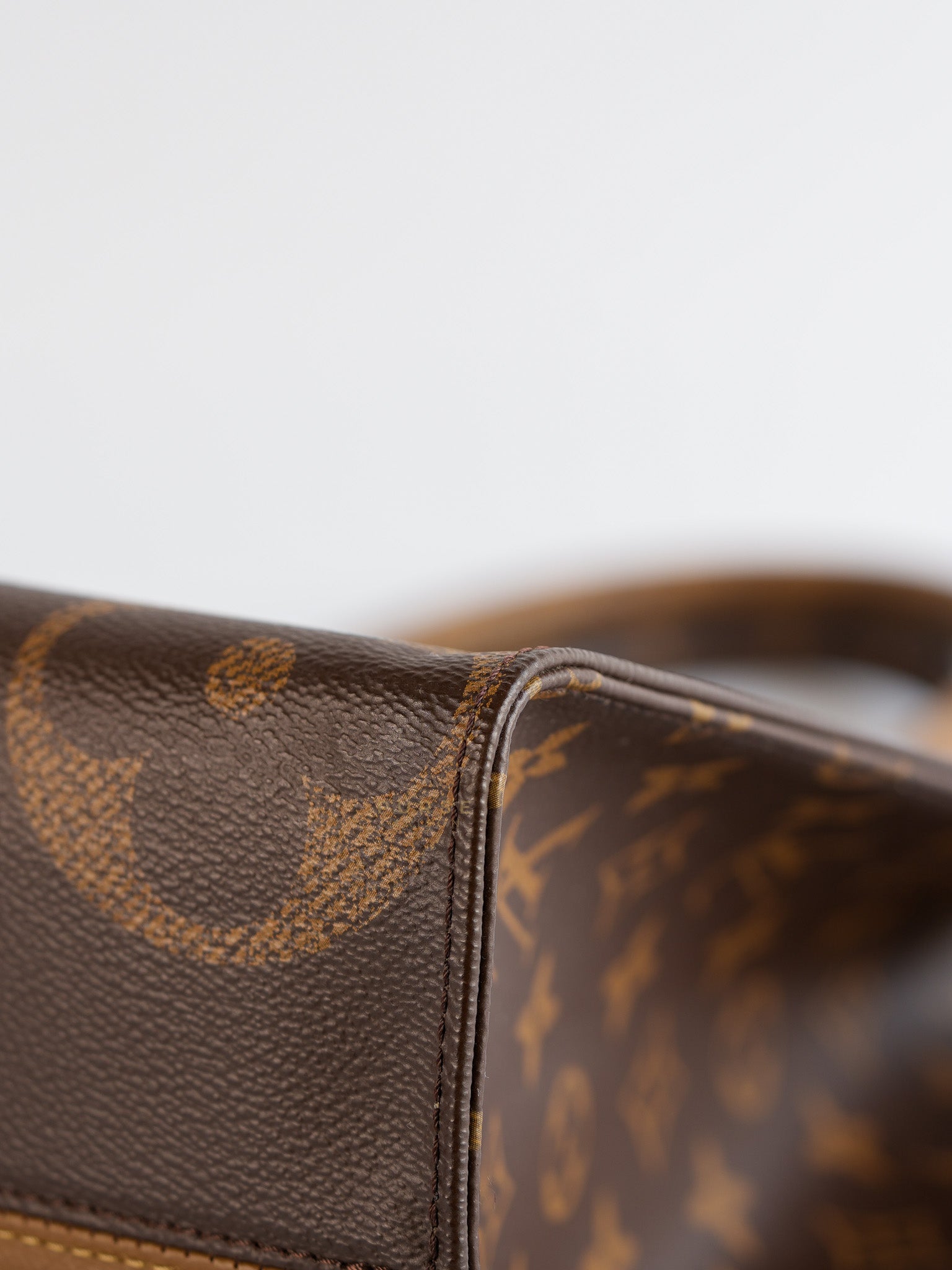OnTheGo (OTG) MM in Reverse Monogram Canvas (Microchip) | Purse Maison Luxury Bags Shop